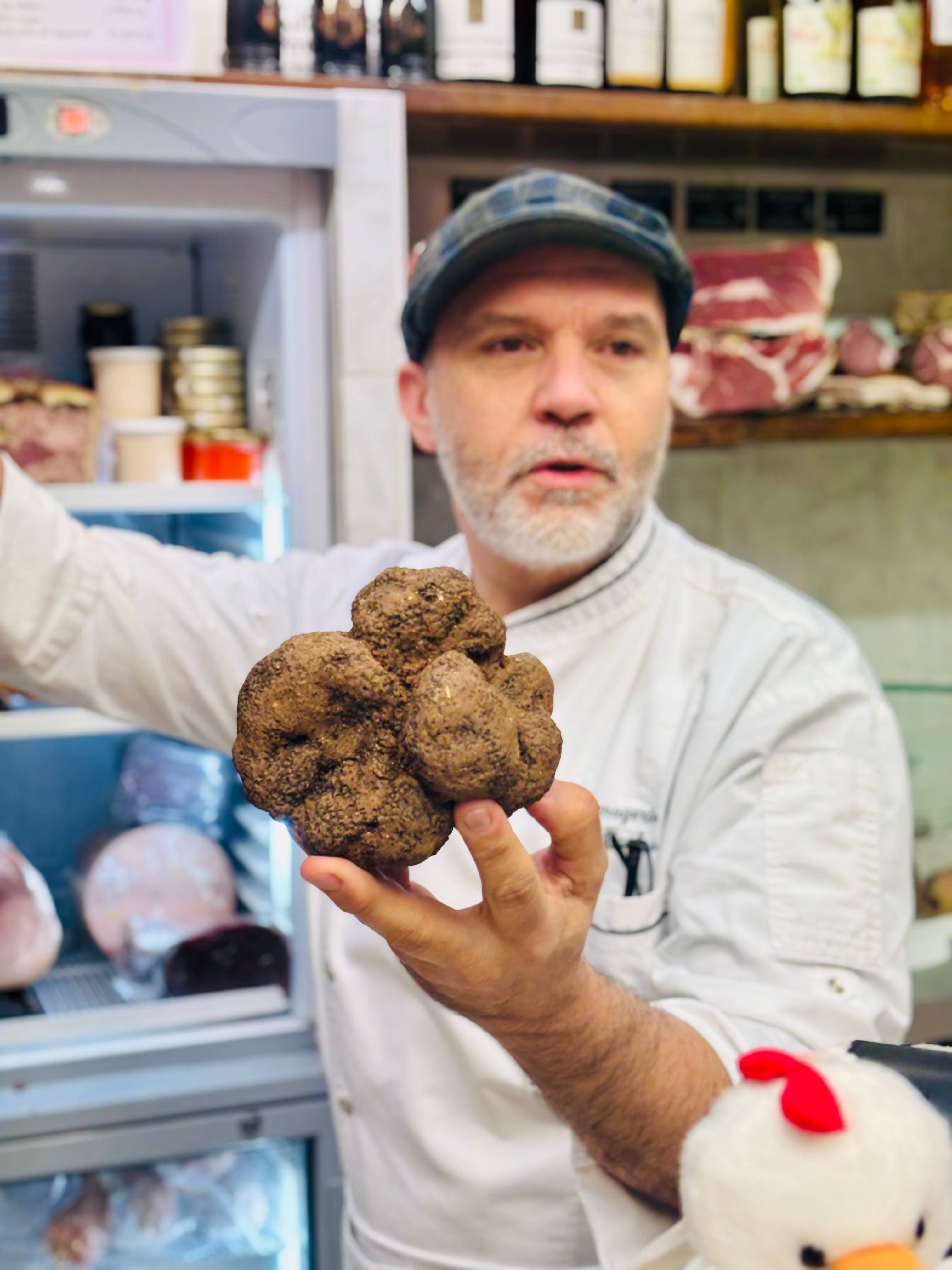 "Je n'avais jamais vu ça de ma vie": ce commerçant varois a reçu une truffe de 715 grammes