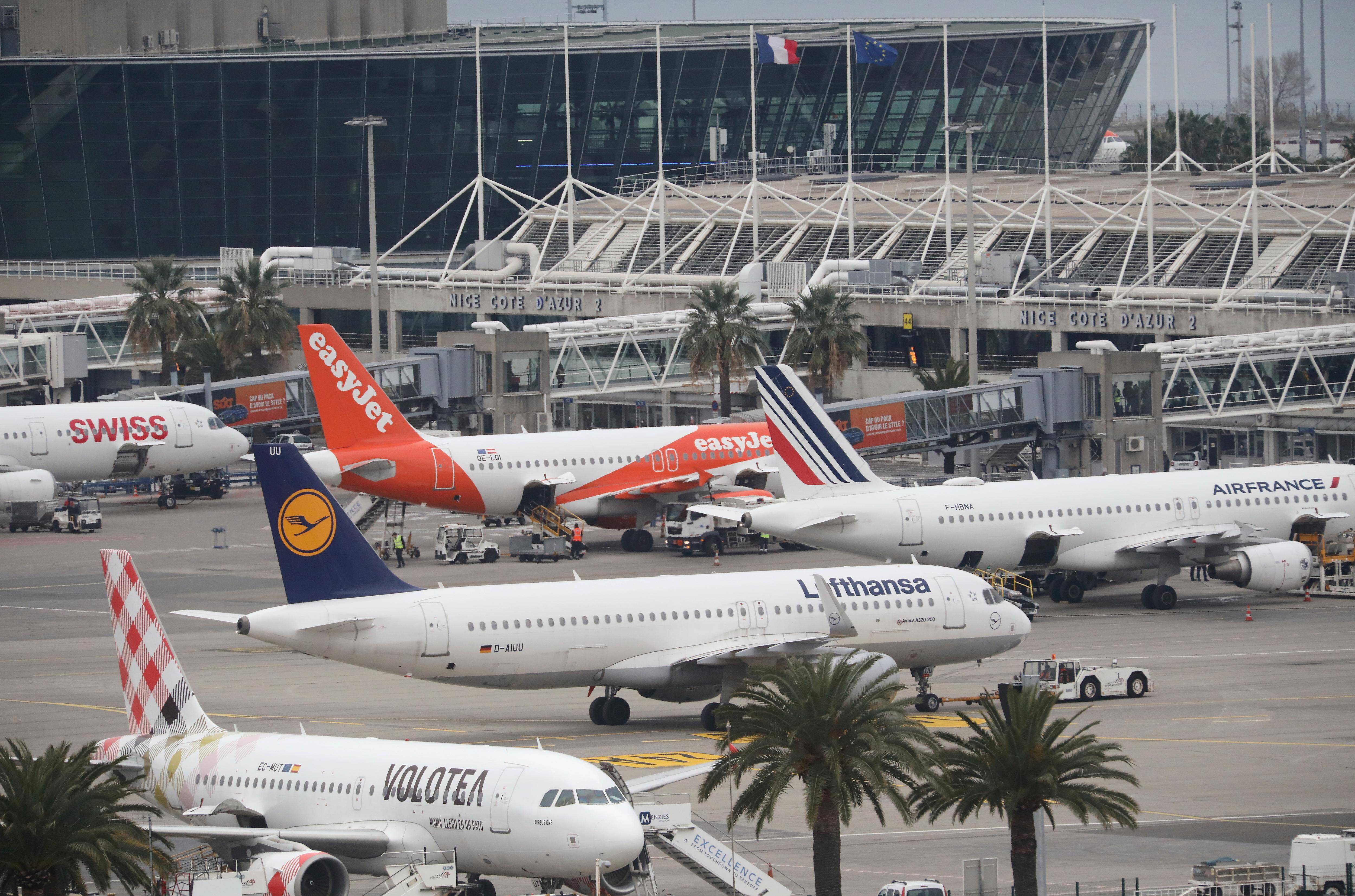Un SDF pénètre sur le tarmac niçois en passant par les tapis à bagages