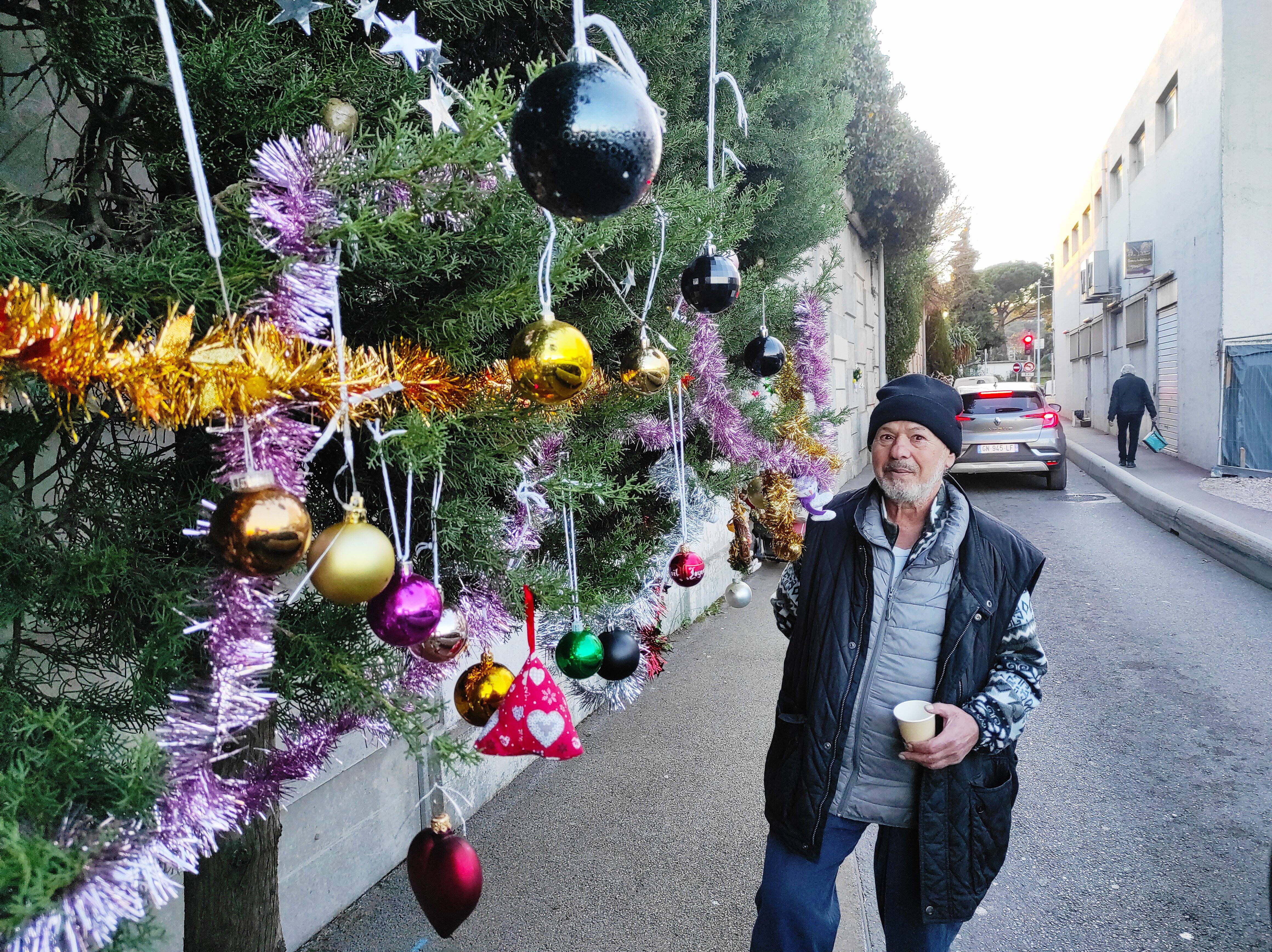 "Sa façon de célébrer les fêtes": pour Noël, ce SDF décore la rue où il fait la manche à Cagnes-sur-Mer
