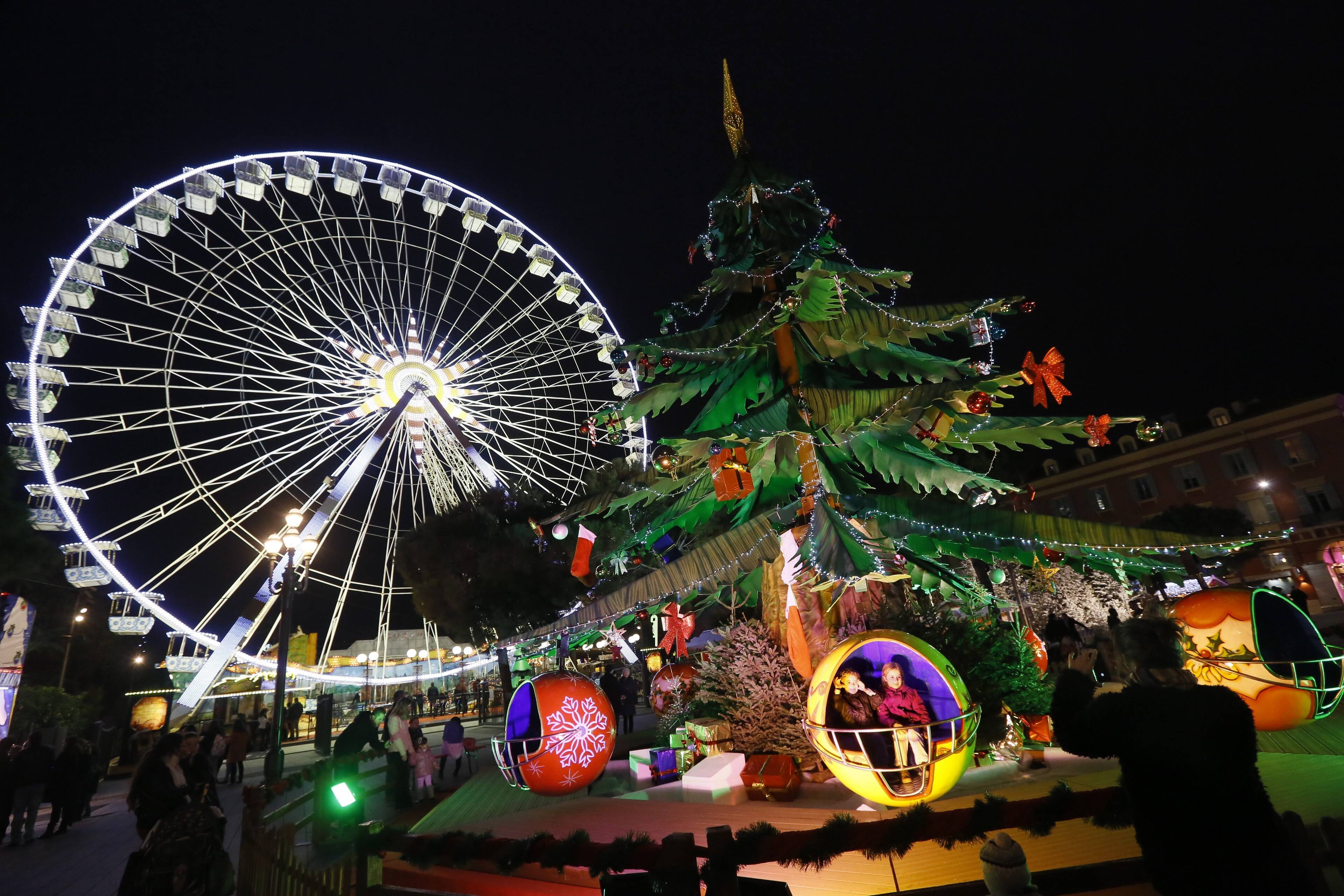 Louer un emplacement dans le village de Noël à Nice coûte-t-il trop cher? Des commerçants témoignent, la Ville leur répond