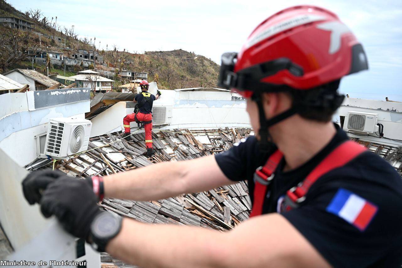"On sent à leurs regards qu'ils comptent sur nous": dix jours après le cyclone Chido, le chef des pompiers azuréens partis à Mayotte raconte leur mission