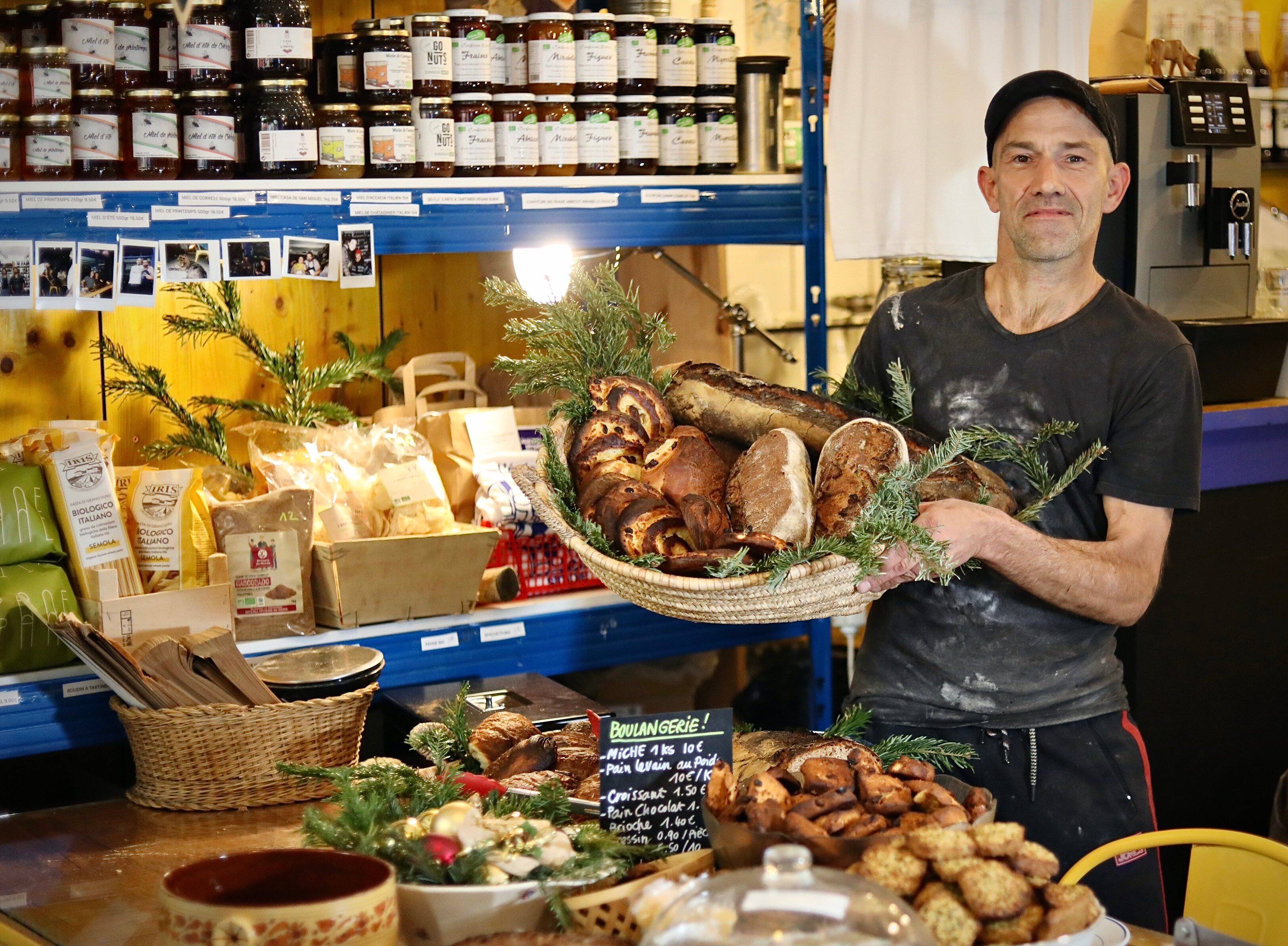 "C'est un peu folklorique ici": pains et viennoiseries au goût d'antan dans le centre-ville de Toulon, grâce à ce boulanger et son four à bois