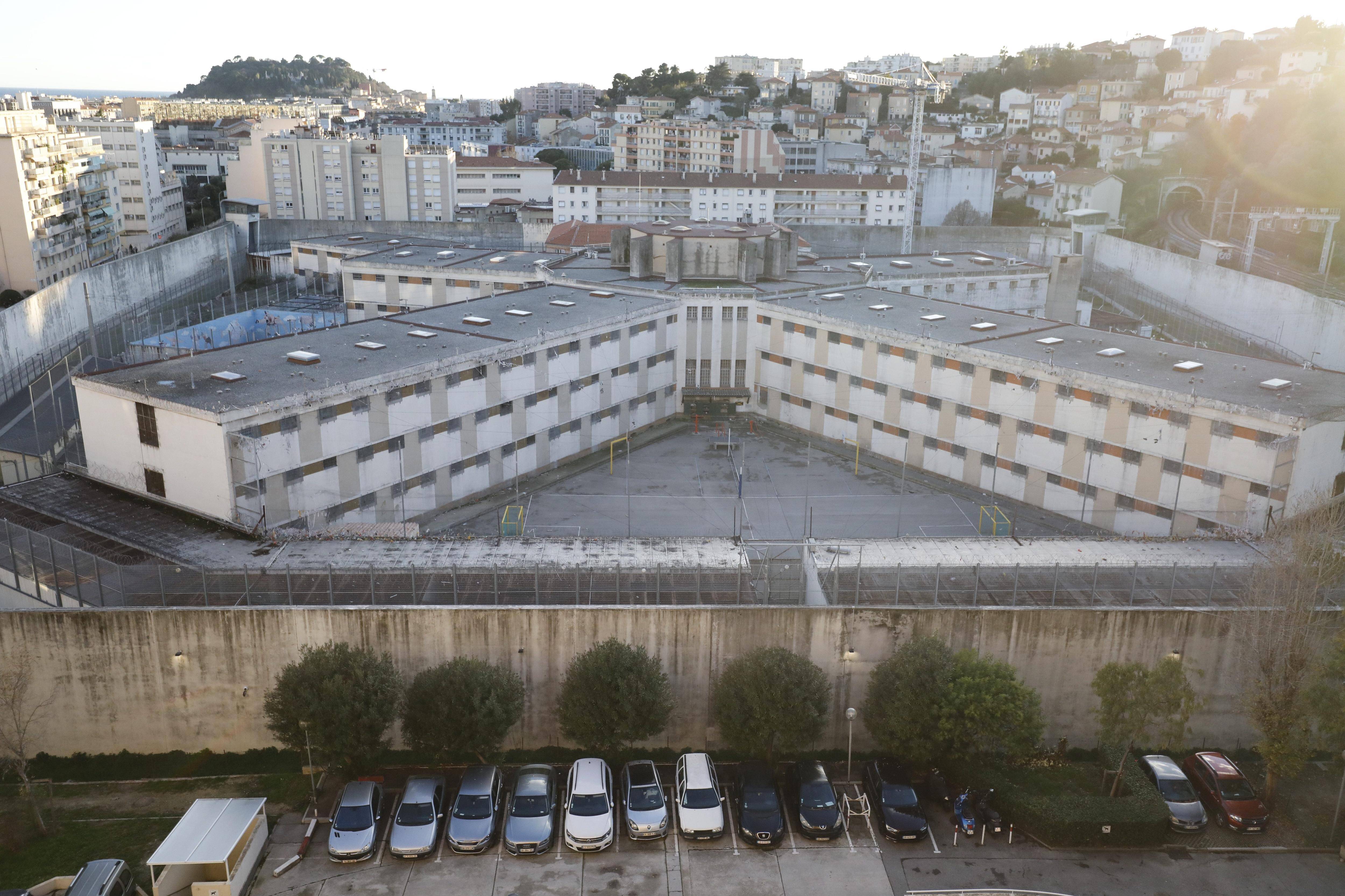 Surpris près de la maison d'arrêt de Nice avec quatre ballots suspects