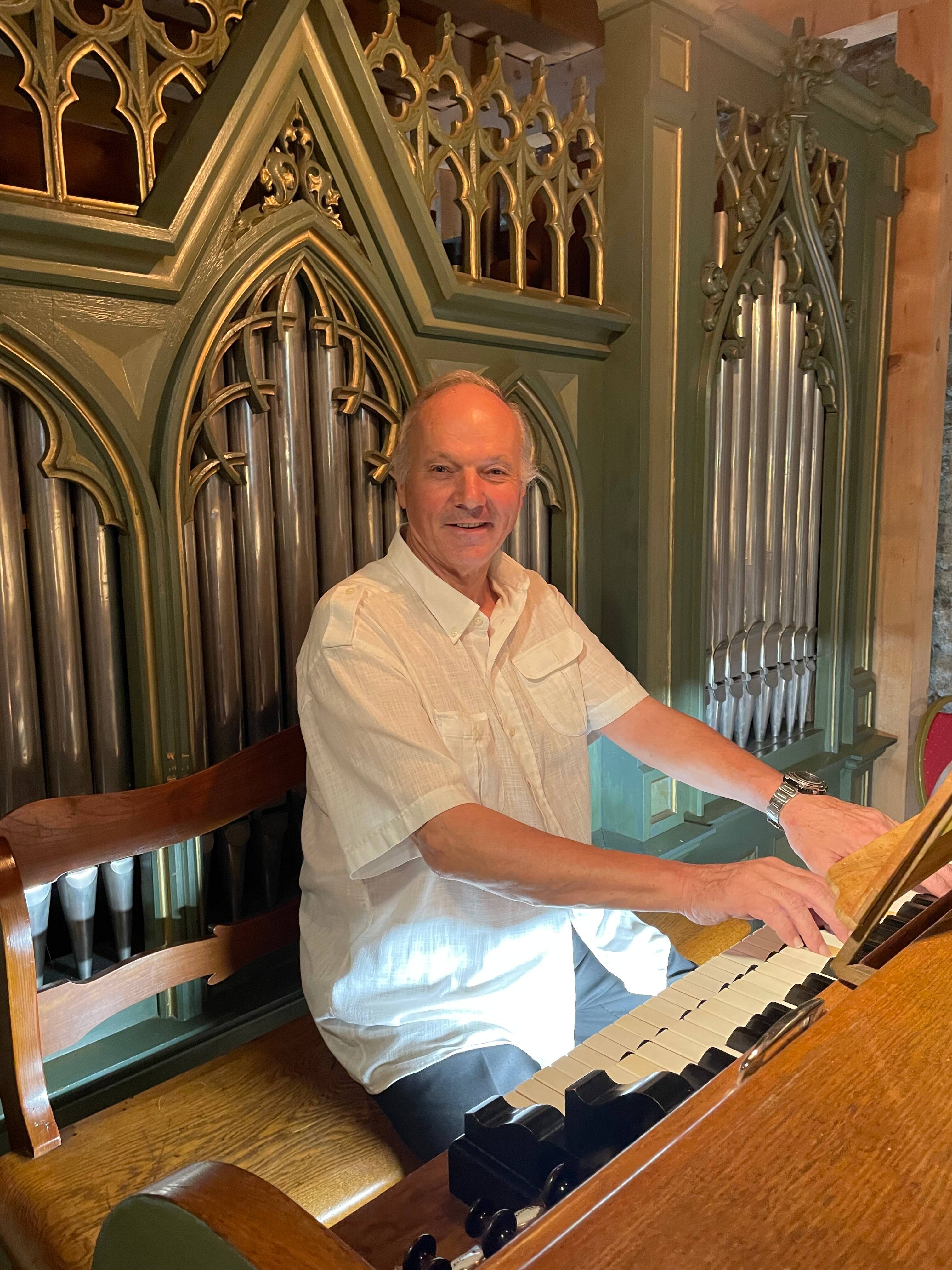 "À eux désormais d'écrire la suite de l'histoire": après 40 ans au clavier le "Monsieur orgues" de cette église de Cannes tire sa révérence