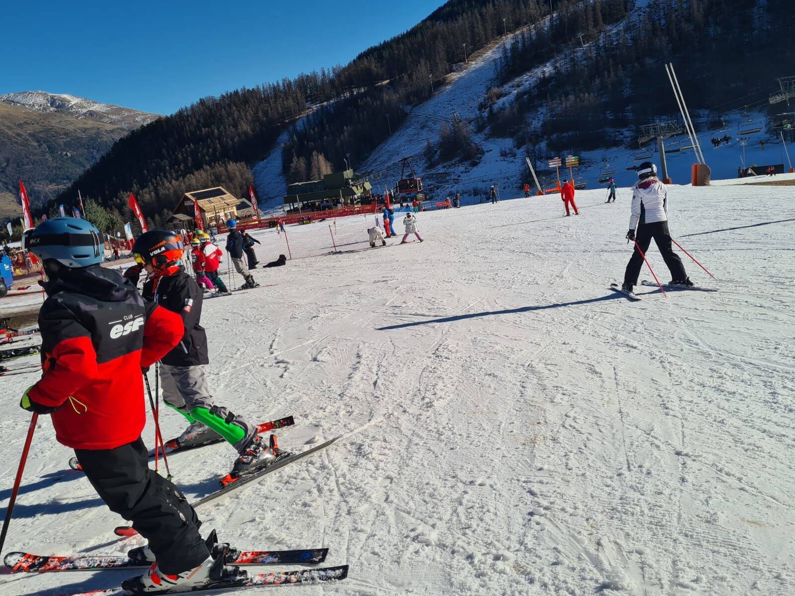 "Le tout ski c'est fini, mais sans le ski c'est impossible": même si la neige manque, les stations azuréennes font le plein, et surtout sur les pistes