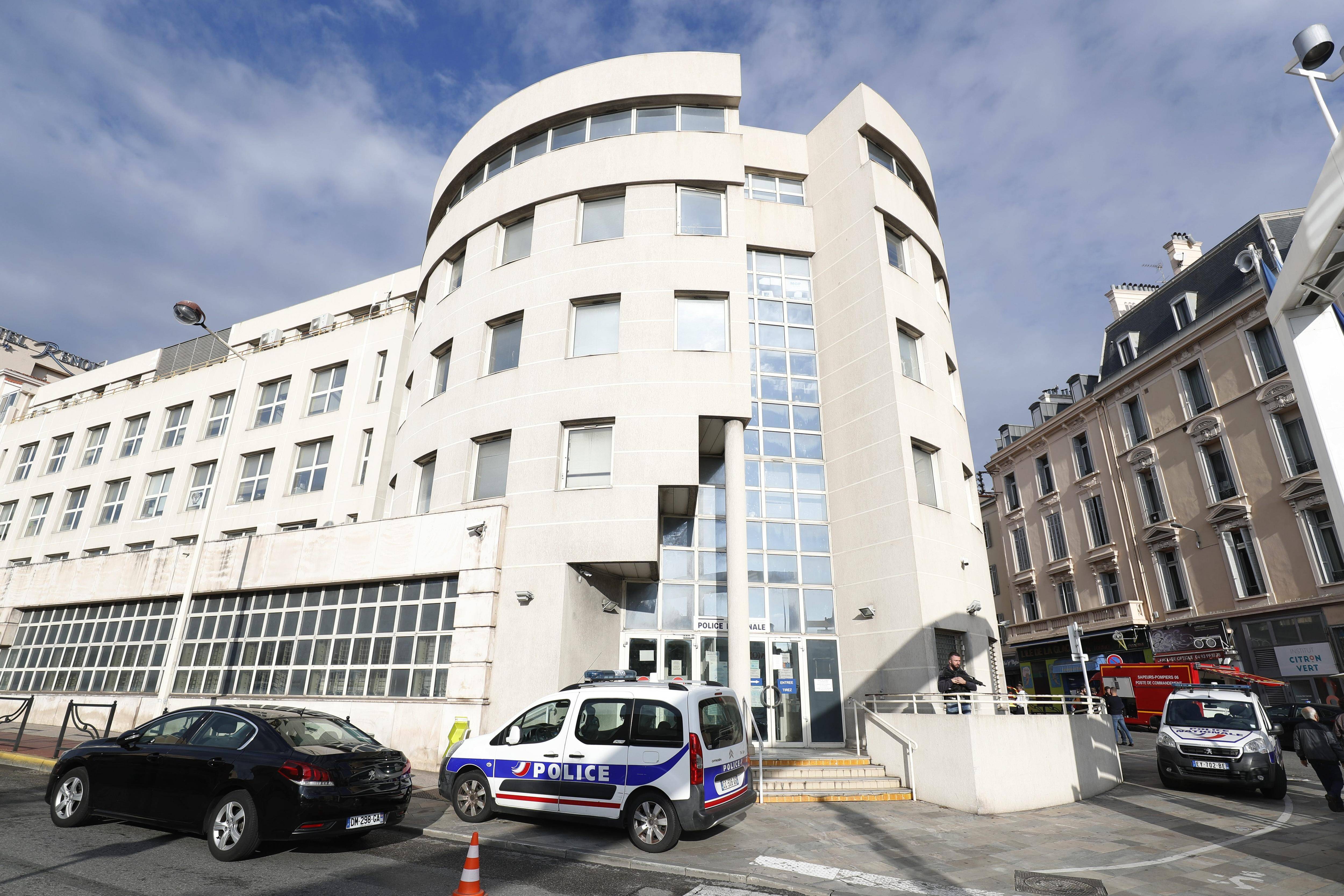 Il demande à la police de l'arrêter pour ne pas payer l'addition dans un restaurant à Cannes