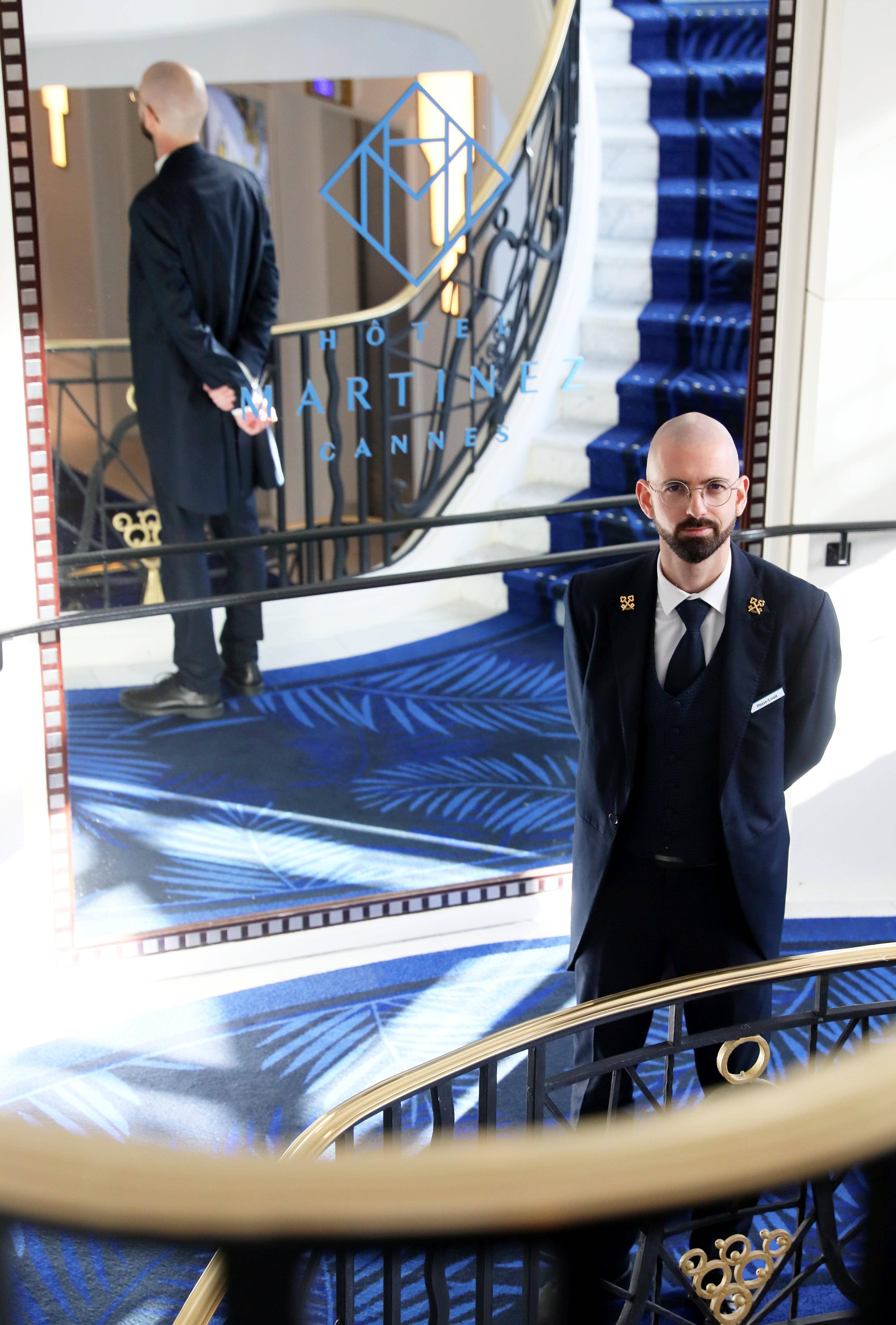 Employé au célèbre hôtel Martinez à Cannes, il est, à 29 ans, le "meilleur jeune concierge Clefs d'or de France"