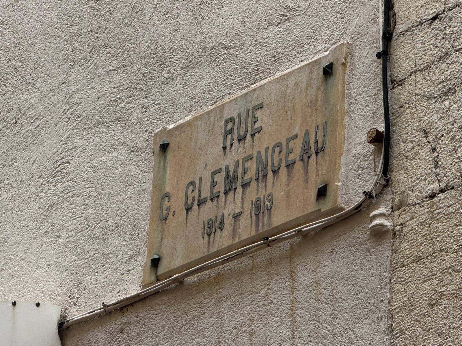Les mystères de la plaque de la rue Clemenceau dans le vieil Antibes