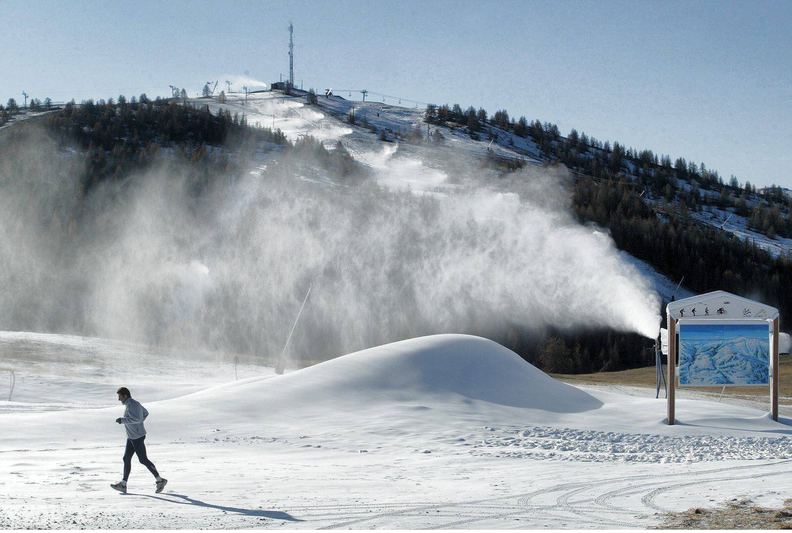 "L'impact carbone de la production de la neige de culture est négligeable": ce professionnel défend l'adaptation des stations au manque de neige