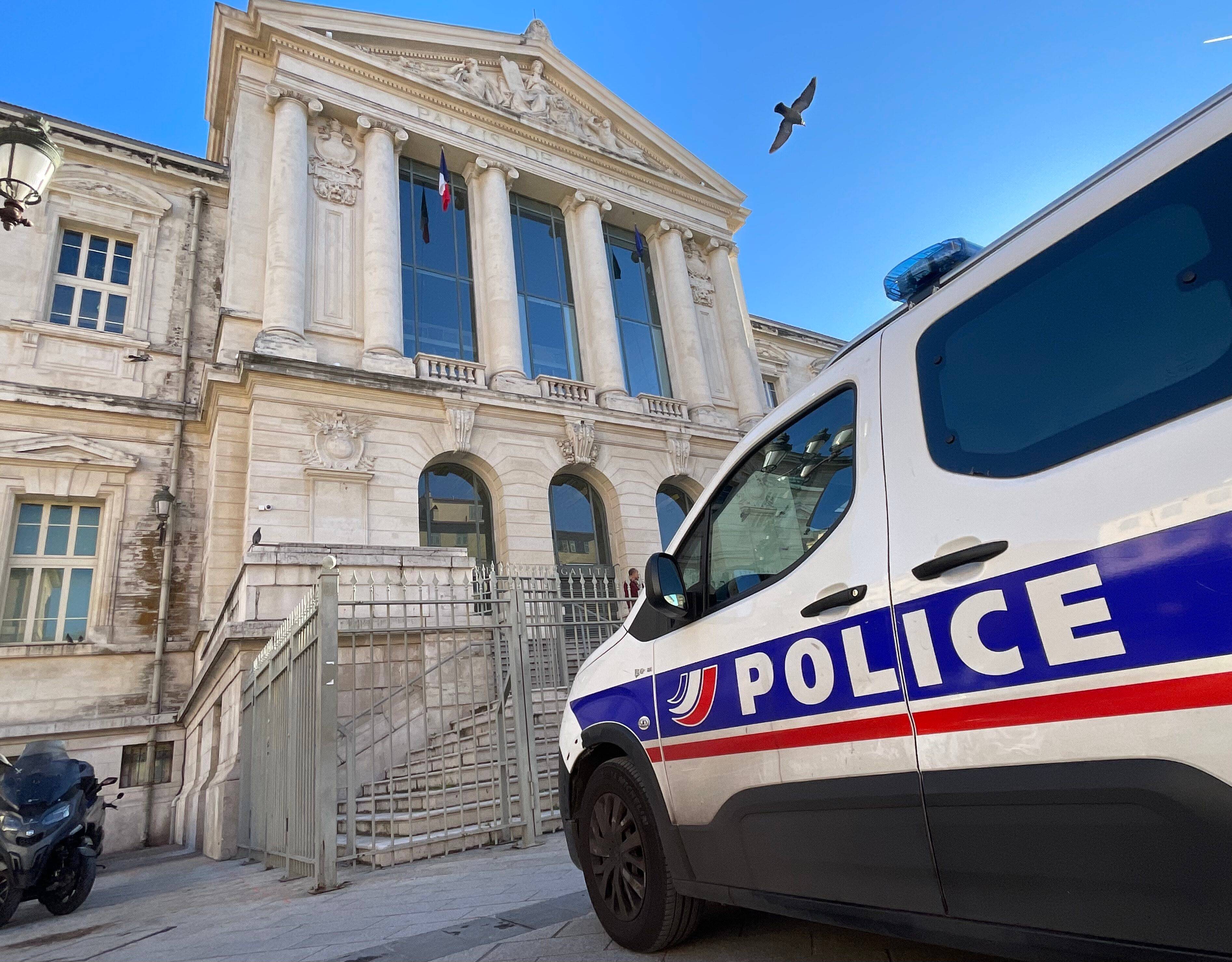 Un ado niçois s’était filmé en train de jeter en chien par la fenêtre: il a été interpellé et présenté à un juge des enfants Un ado niçois s’était filmé en train de jeter en chien par la fenêtre: il a été interpellé et présenté à un juge des enfants