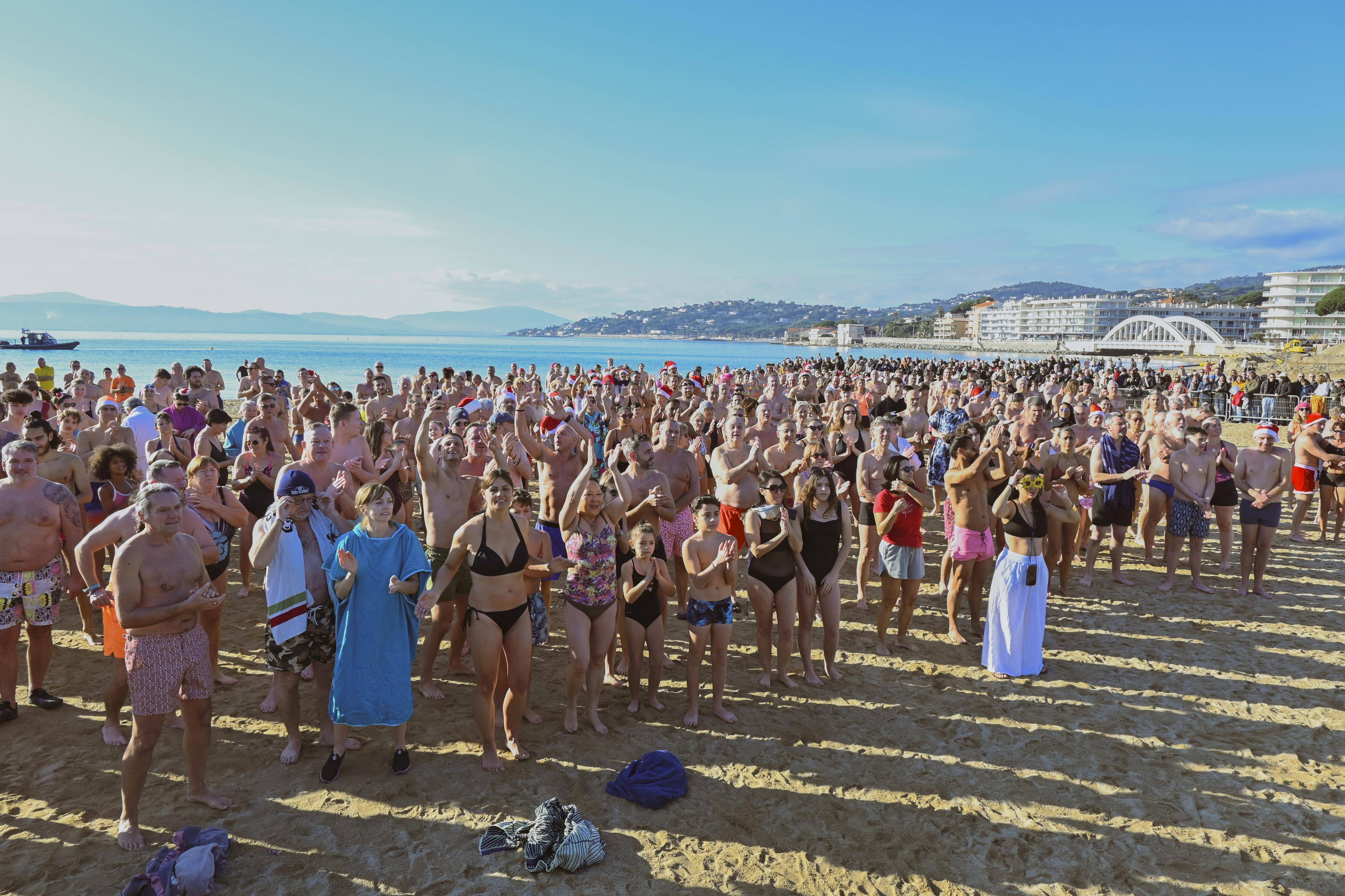 "Elle est plus froide que les autres années": record de baigneurs à Sainte-Maxime pour le bain du bout de l'an