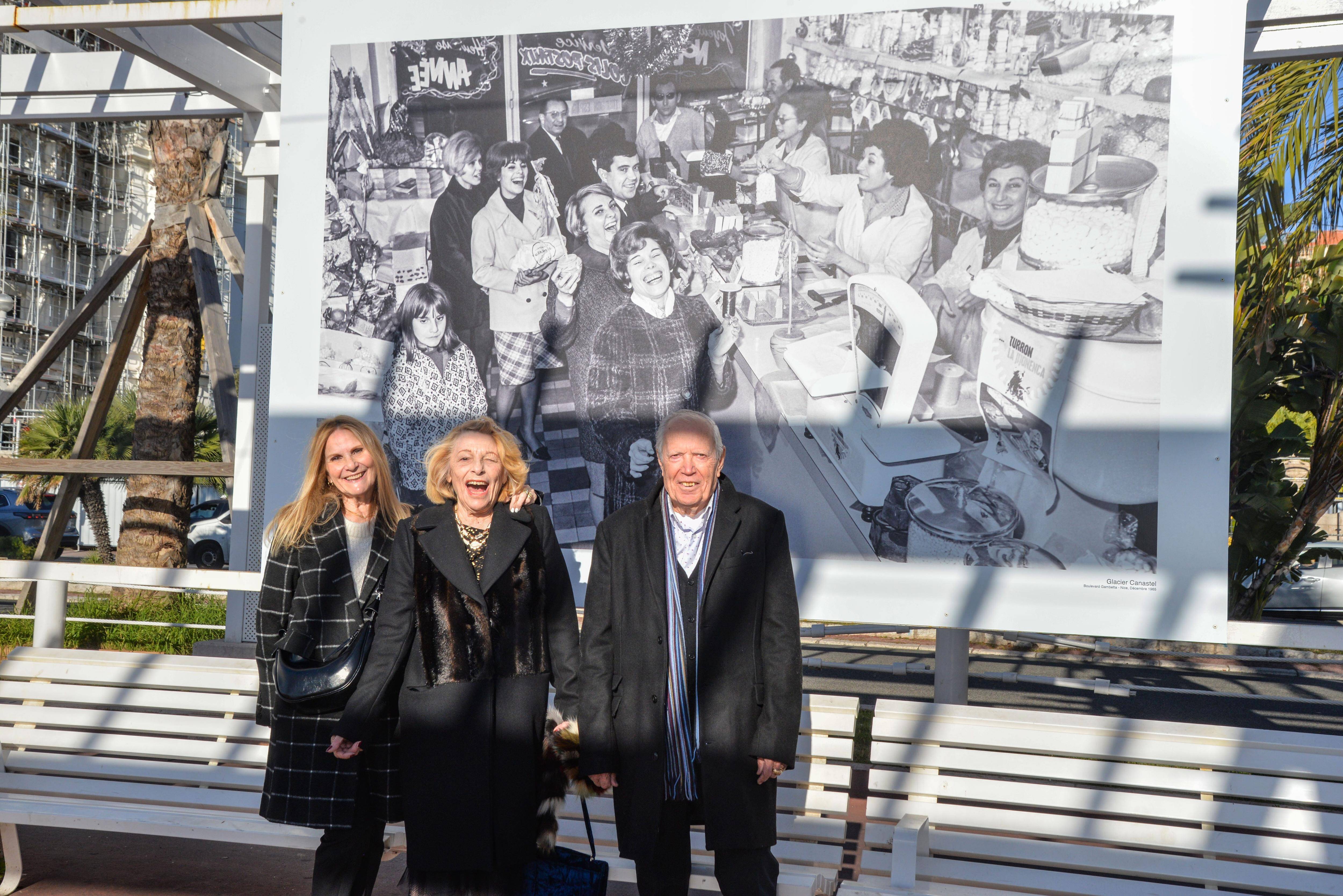 60 ans plus tard, ils se reconnaissent par hasard sur une photo affichée en grand à Nice