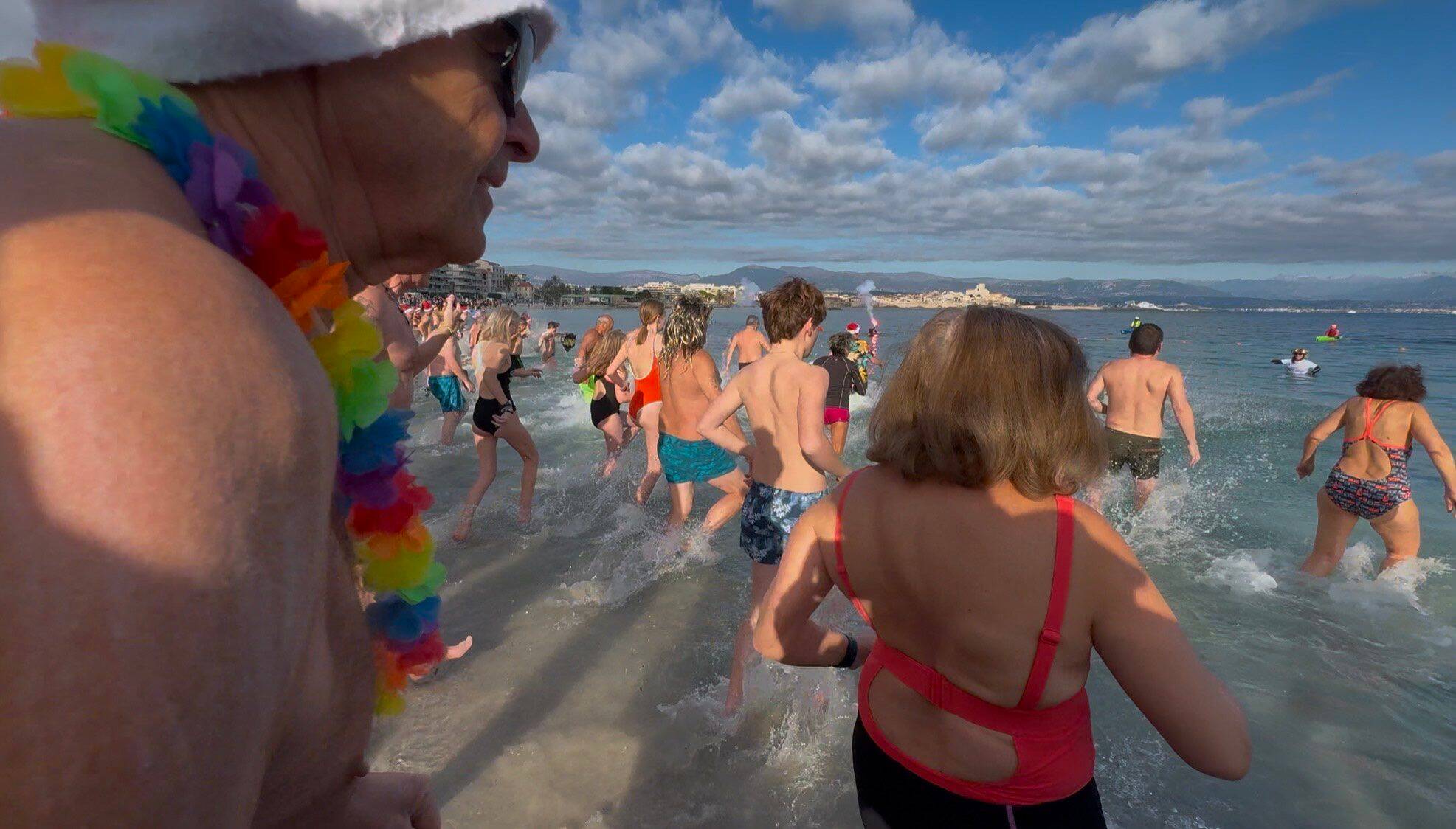 "C'est un baptême !": plus de 500 courageux se sont jetés à l'eau pour le bain du Nouvel An à Antibes