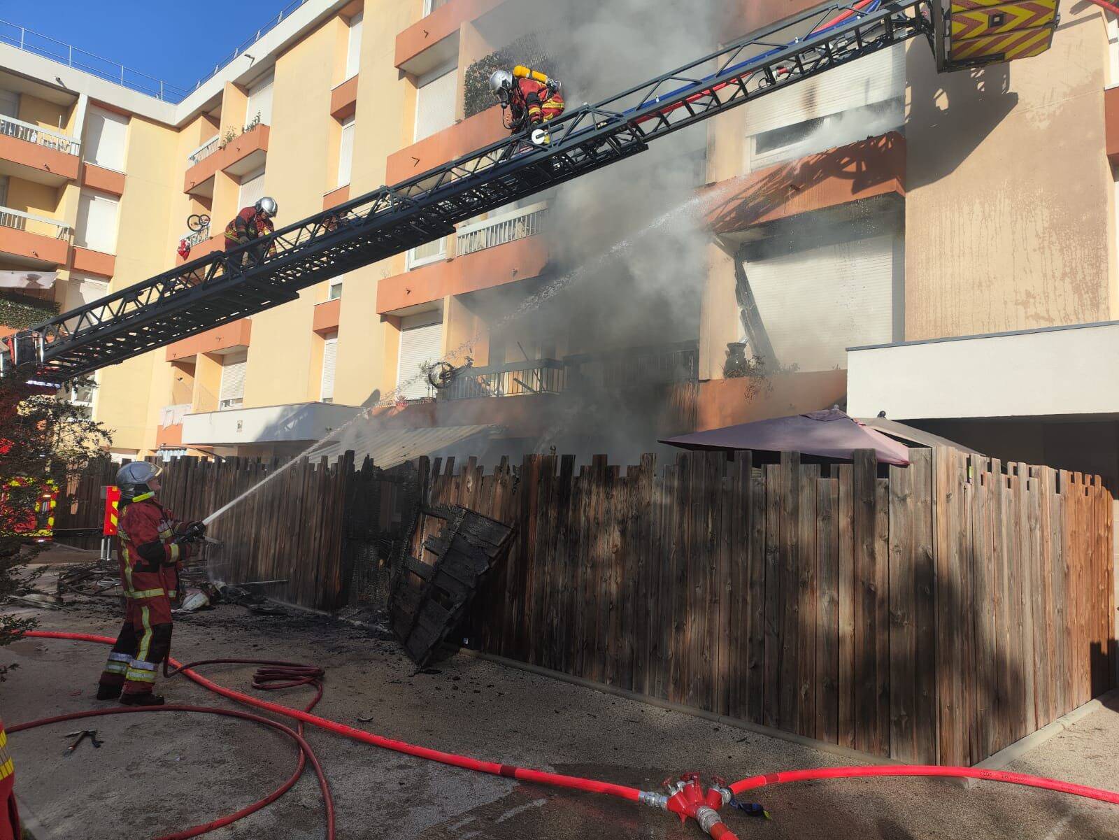 Feux d'artifice, un blessé léger... Ce que l'on sait de l'incendie qui a ravagé plusieurs appartements d'une résidence à Draguignan