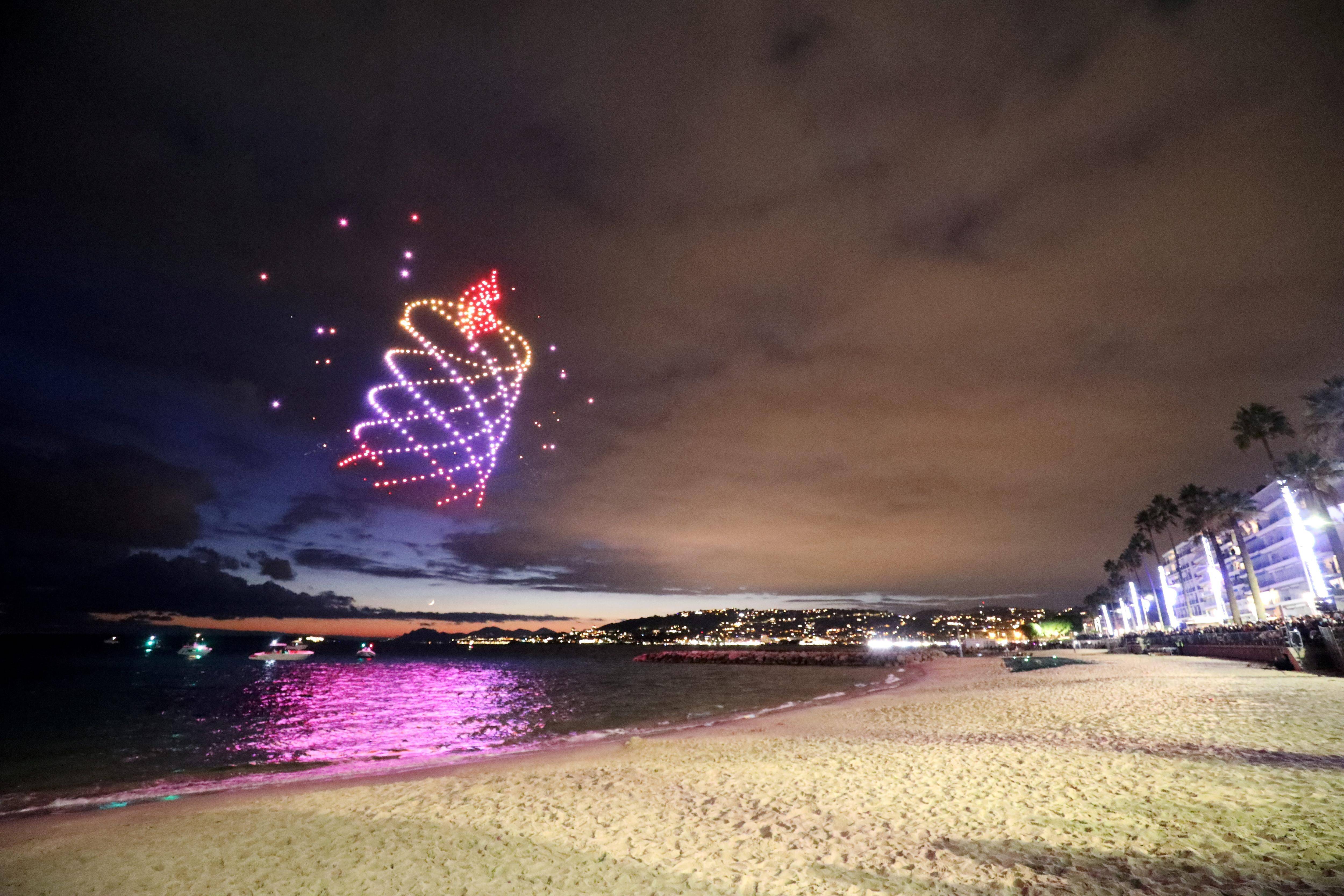 500 appareils dans le ciel pour célébrer 2025, on vous emmène dans les coulisses du méga-show de drones à Antibes