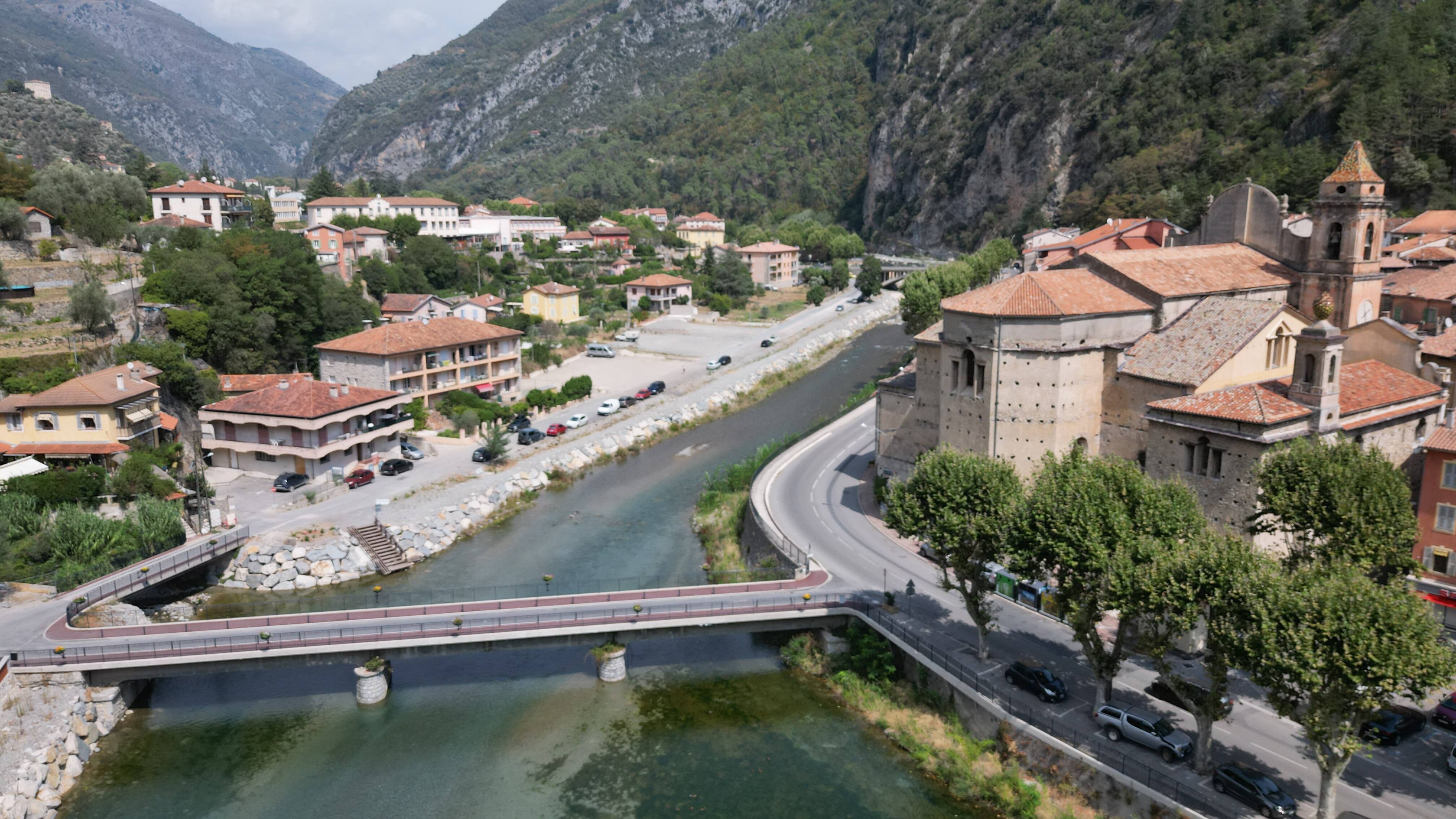 Quel est cet arrêté "absurde" pris volontairement par le maire de Breil pour protéger ses bâtiments communaux?