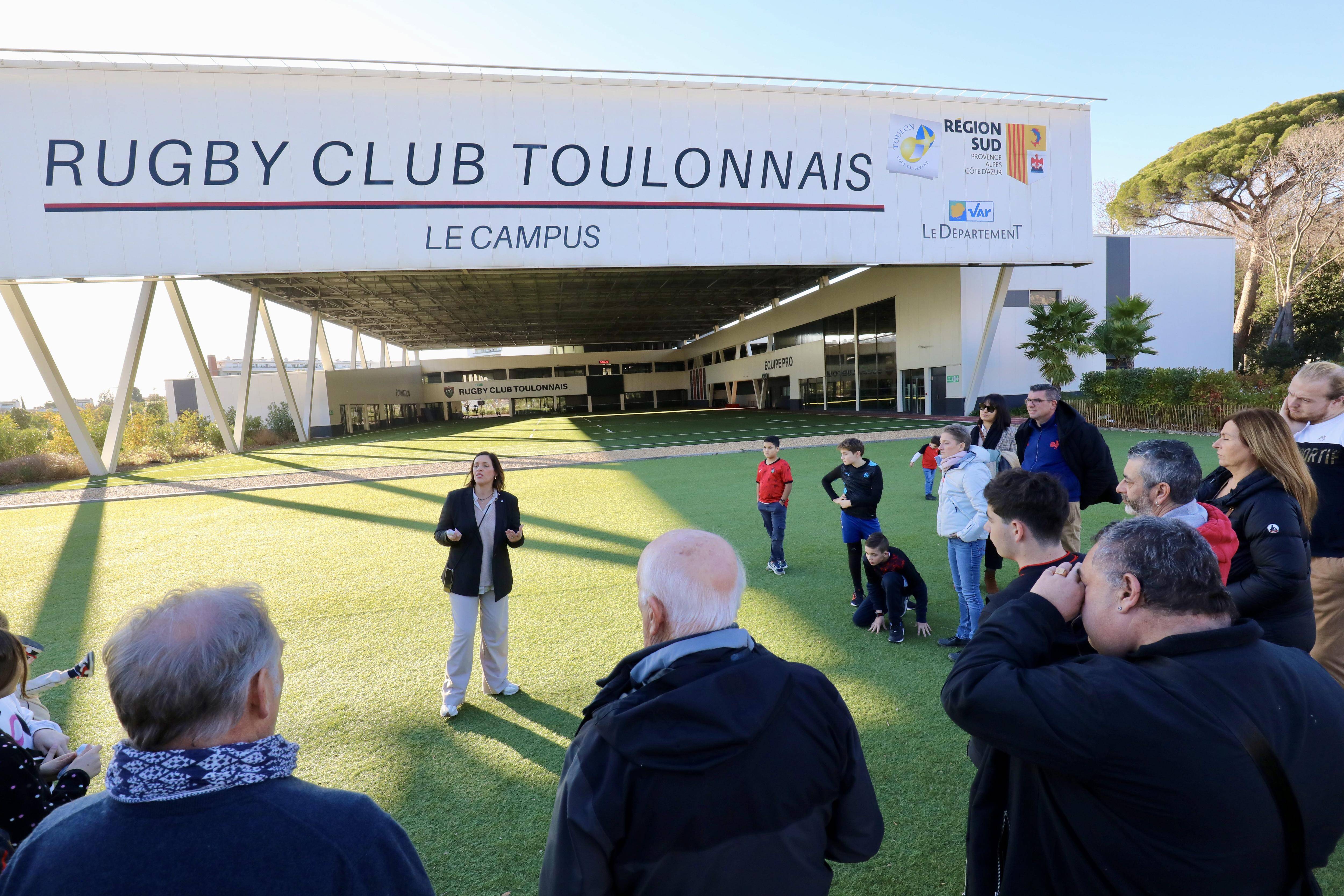 "Ils ne se perdent jamais dans tout ça les joueurs?": quand les supporters s'invitent au Campus RCT