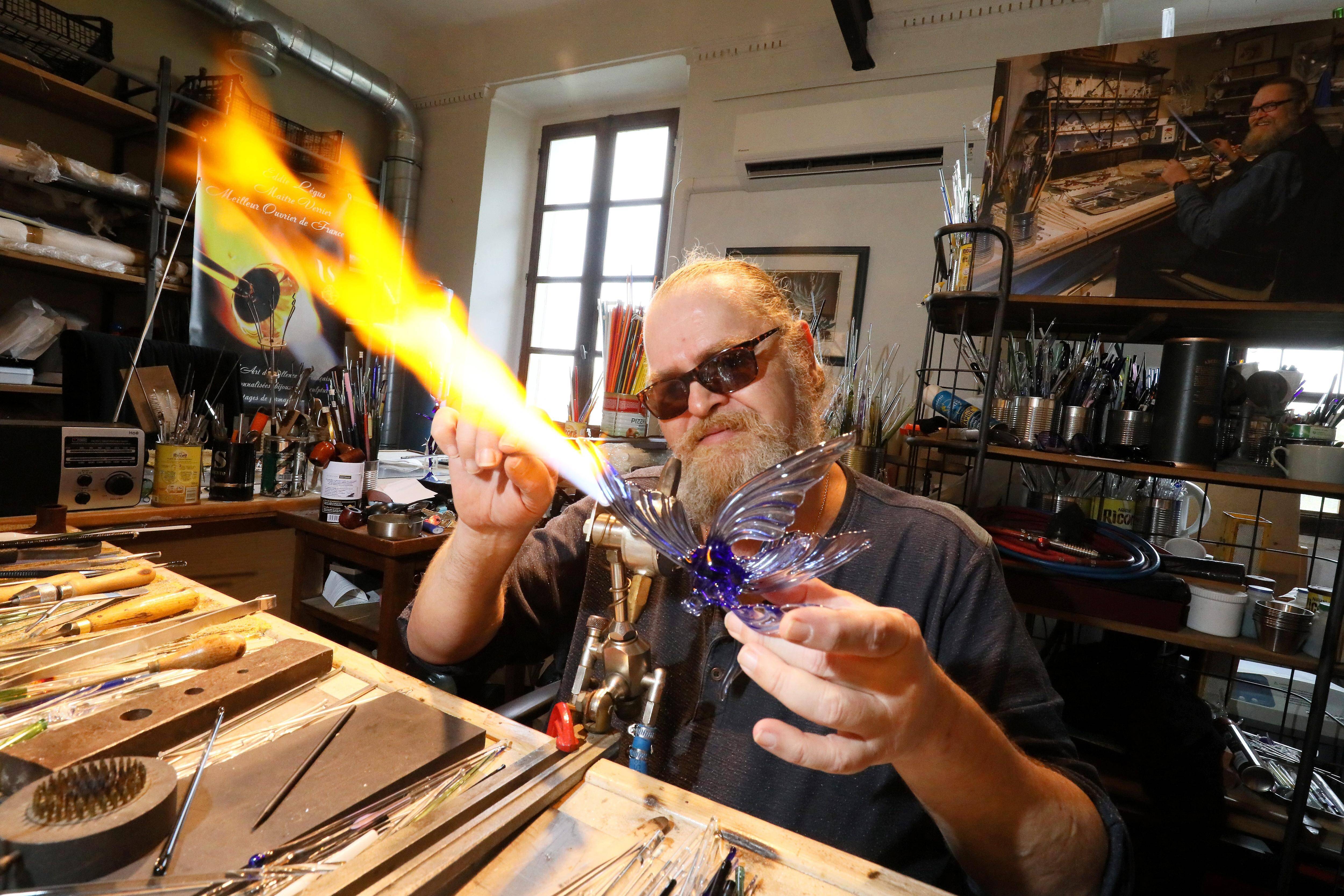 "Il n'y a pas de limite à l'imagination": à Biot, le verrier au chalumeau Eddie Légus sent son art en pleine renaissance