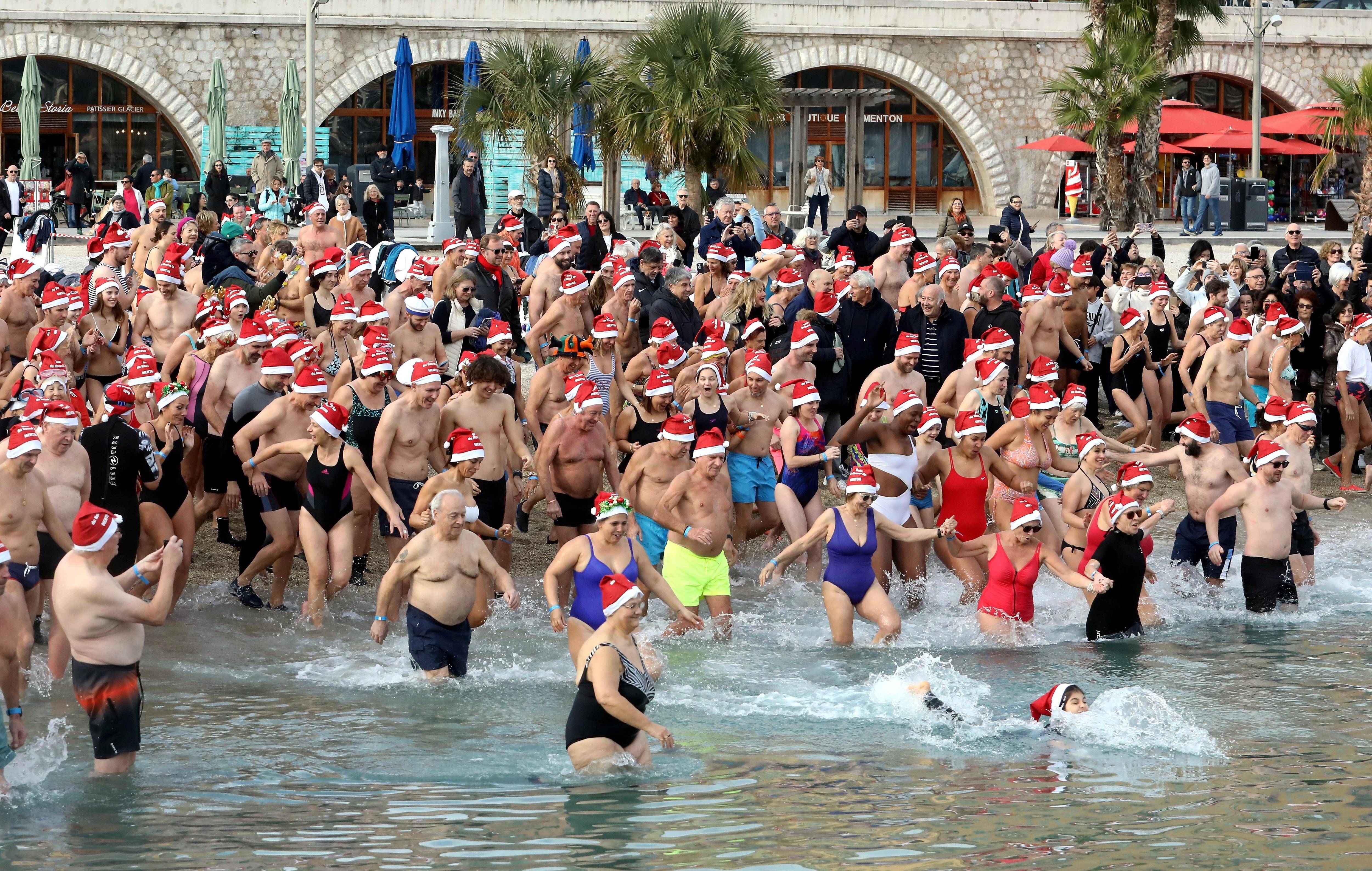 240 personnes dans une eau à 15°, premier bain de l'année pour les Mentonnais