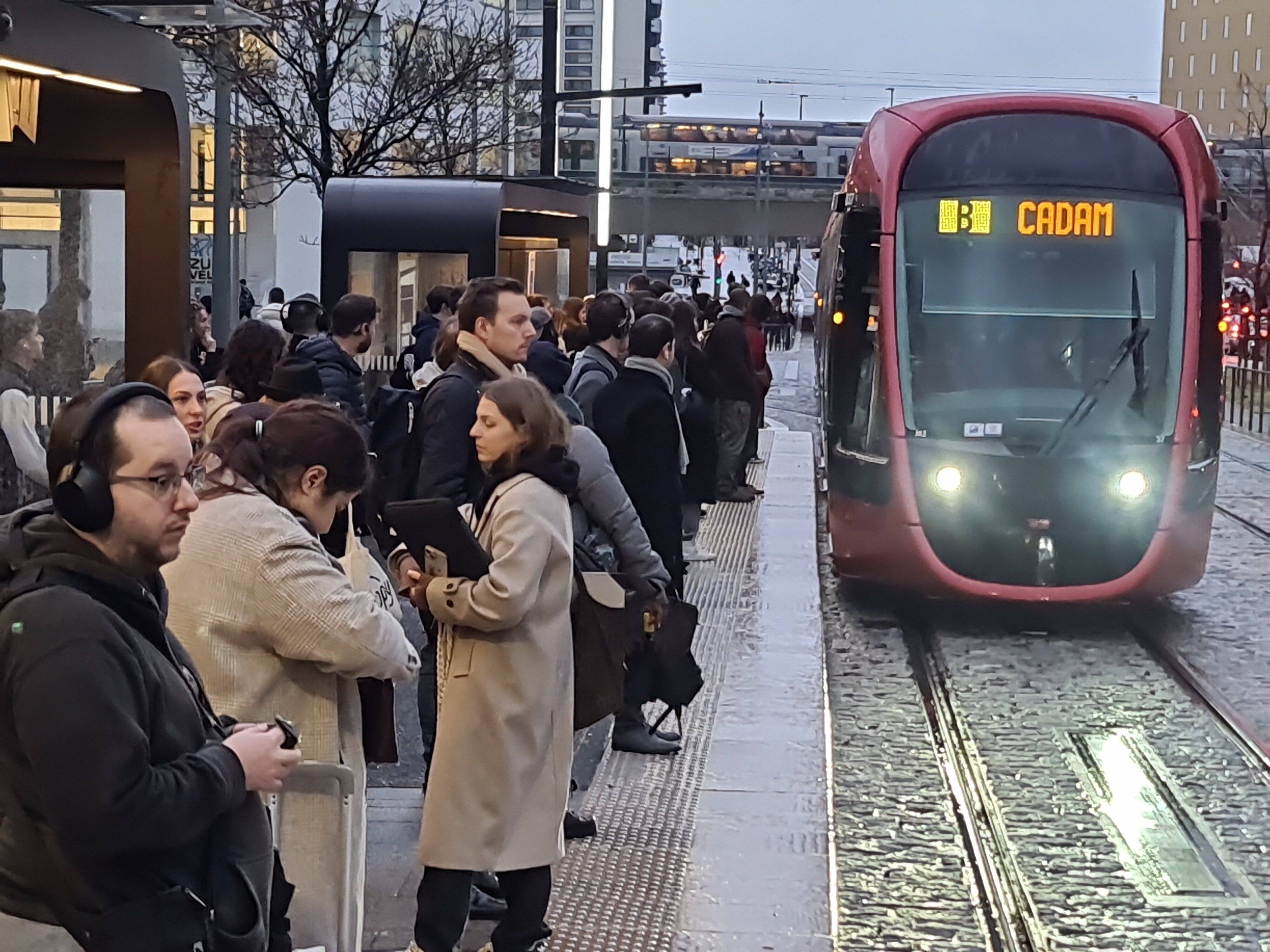 Que pensent les voyageurs des nouveaux tracés des lignes de tramway à Nice? Nous sommes allés à leur rencontre en pleine heure de pointe