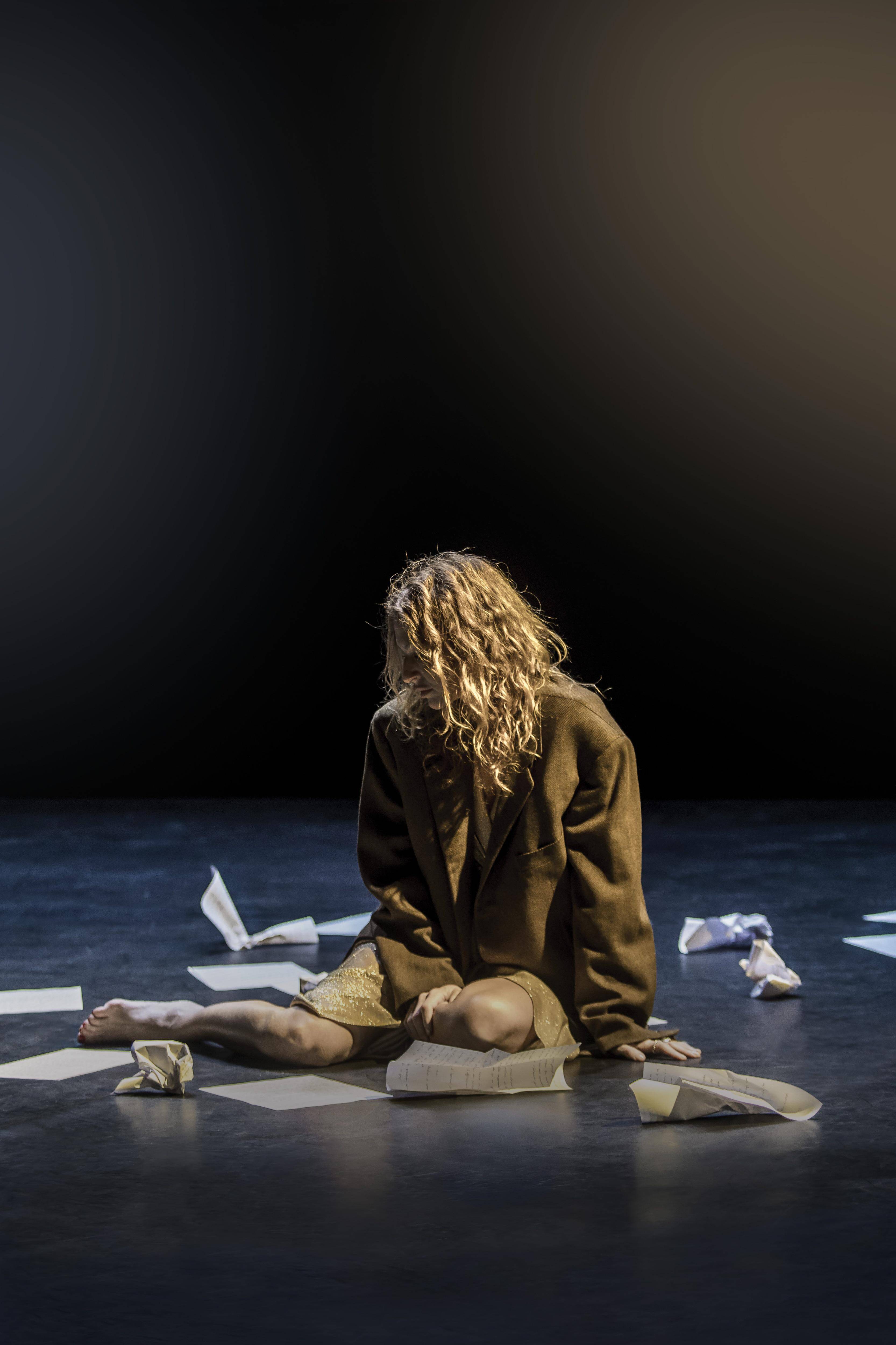 La chanteuse Aurélie Saada se lance pour la première fois au théâtre dans "Personne d'autre", à voir à Antibes en janvier