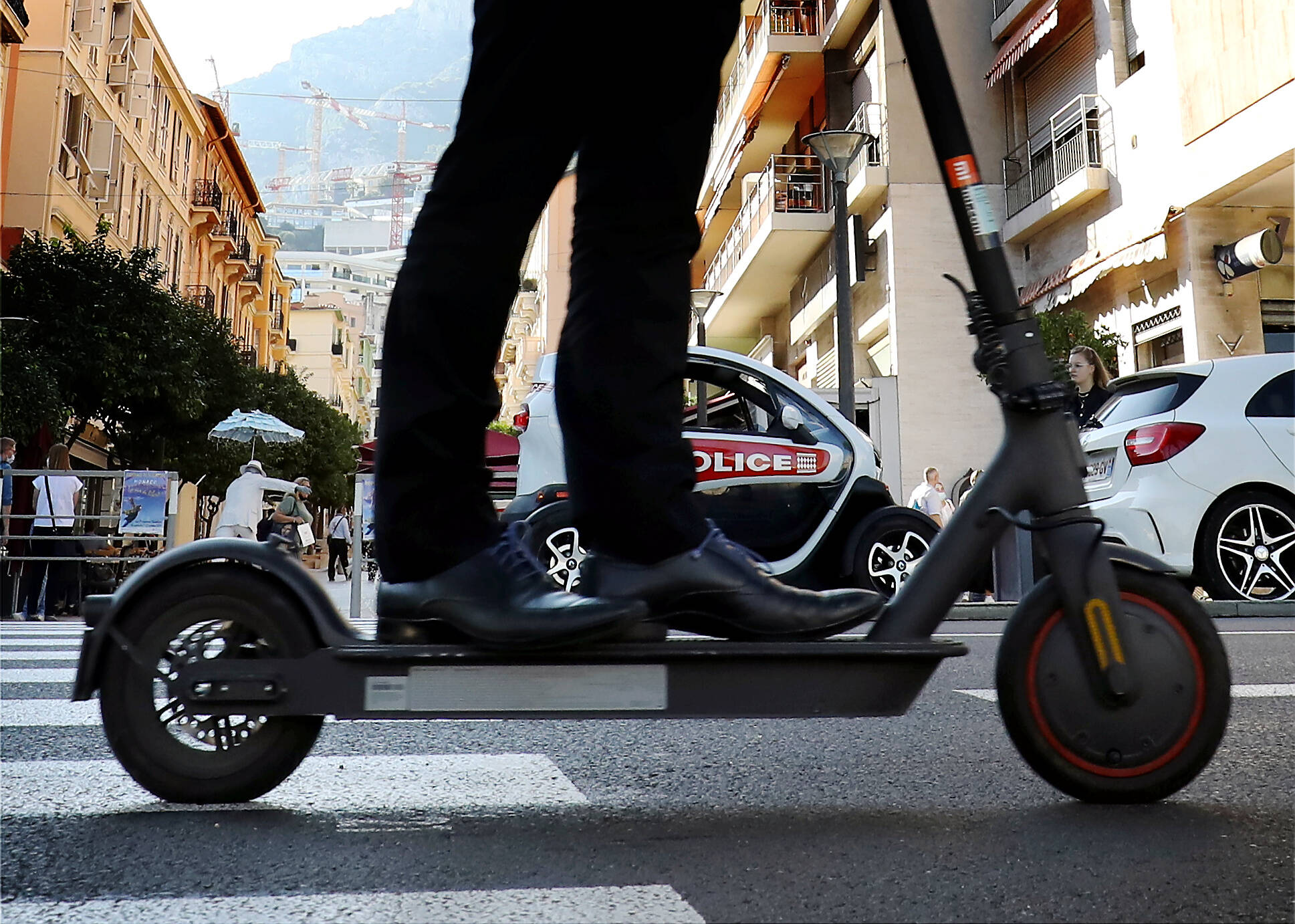 Il échappe à la prison pour vol de trottinettes à Monaco et fond en larmes à la barre
