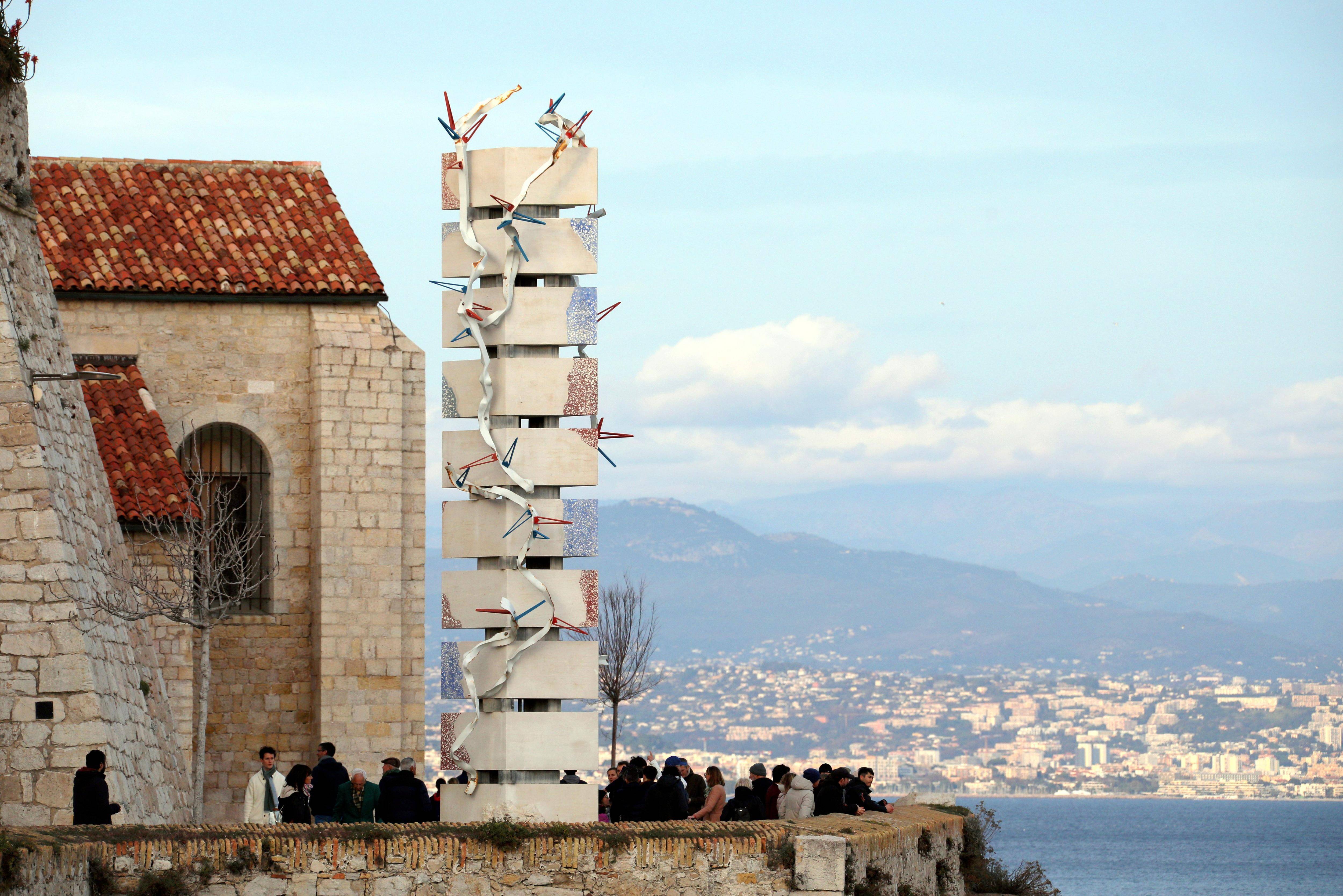 "Très moche", "ça dénature le lieu"... Pourquoi cette oeuvre, qui trône sur les remparts d'Antibes, est-elle si souvent critiquée?