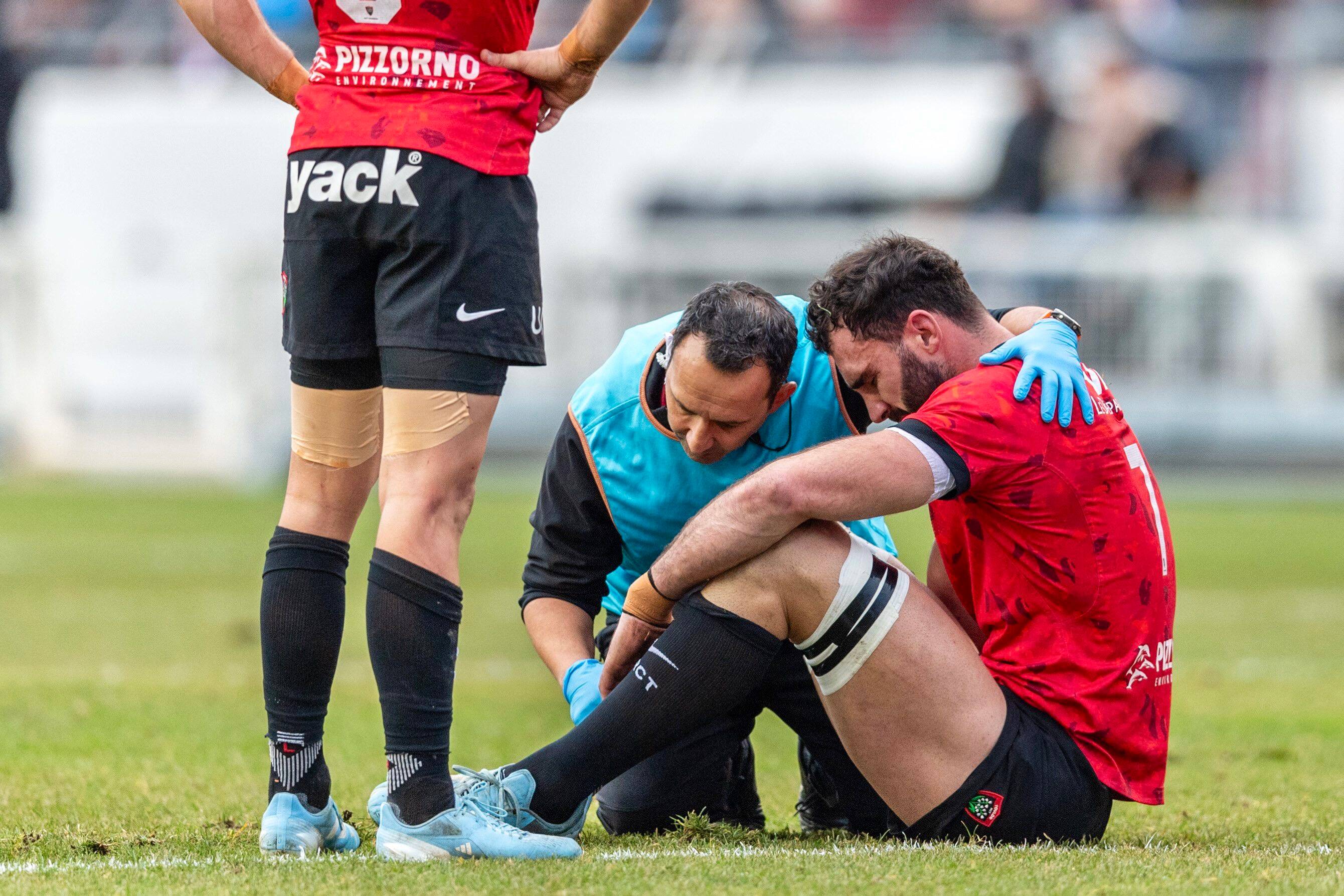 "C'est notre capitaine, notre emblème", le vestiaire du RCT réagit à la grave blessure de Charles Ollivon