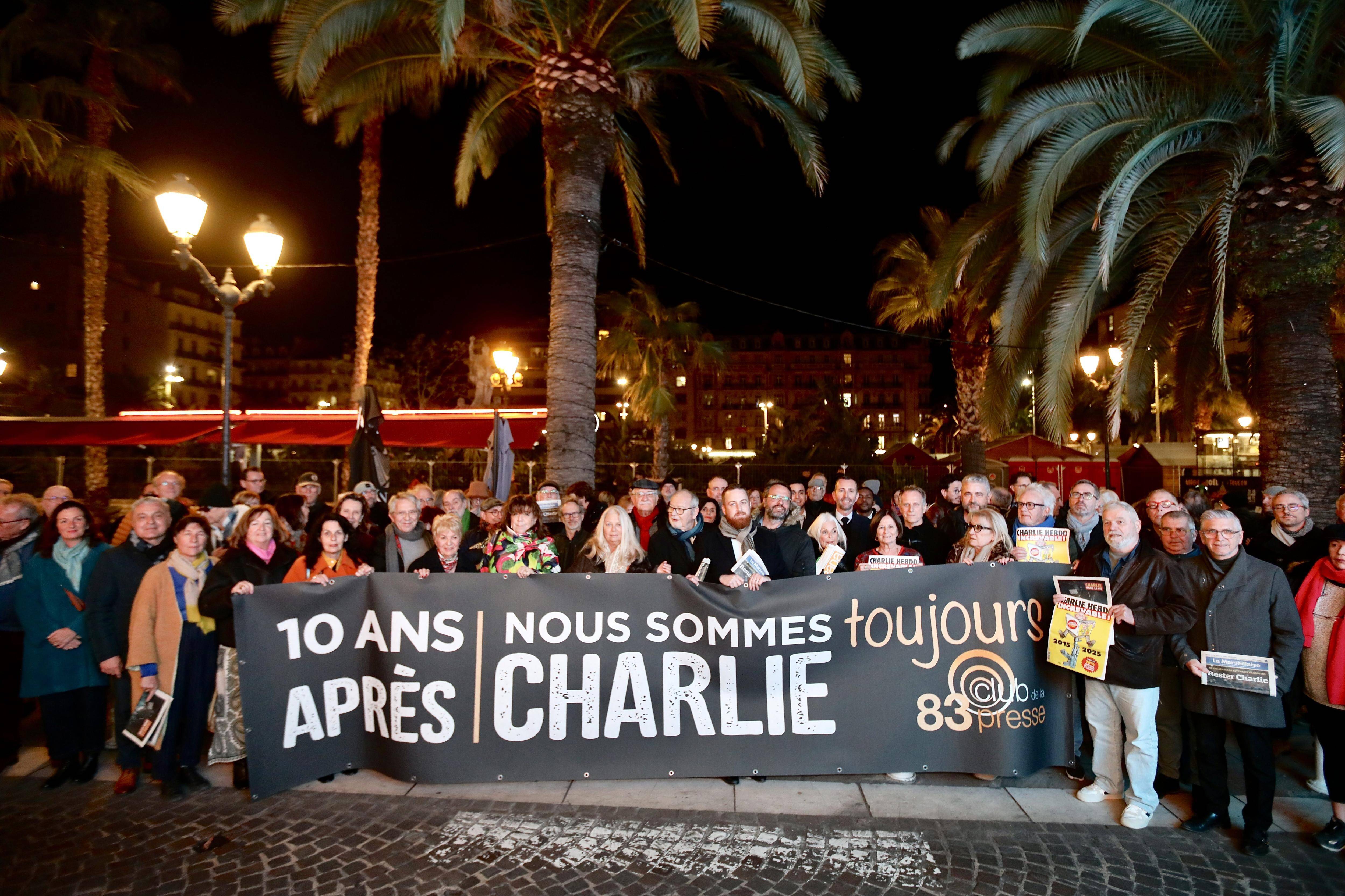 "Nous sommes toujours Charlie": 10 ans après l'attentat, une banderole déployée sur la place de la Liberté à Toulon