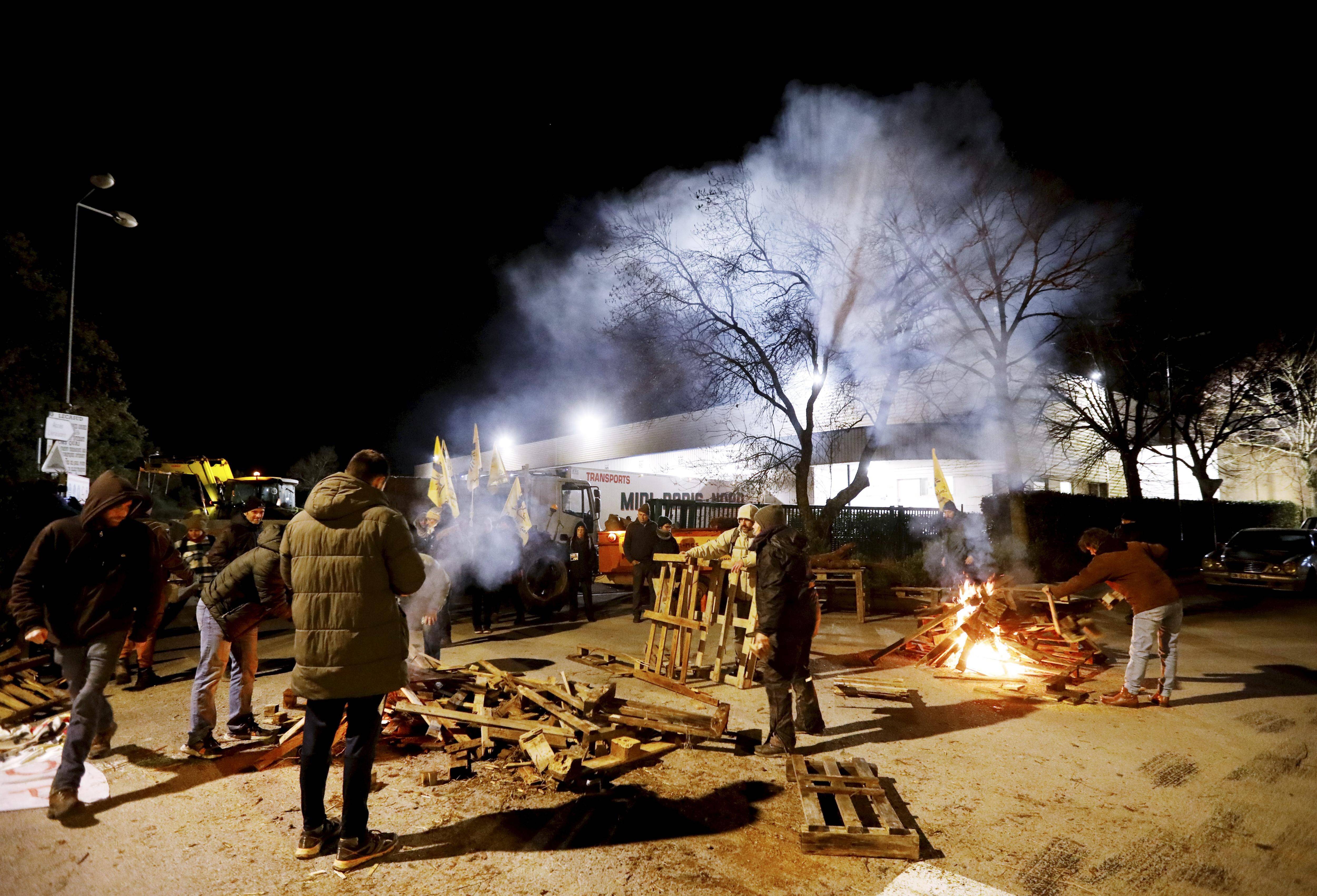 "C'est le bordel!": comment la Confédération Paysanne du Var a bloqué la plateforme logistique Lecasud ce mercredi au Luc