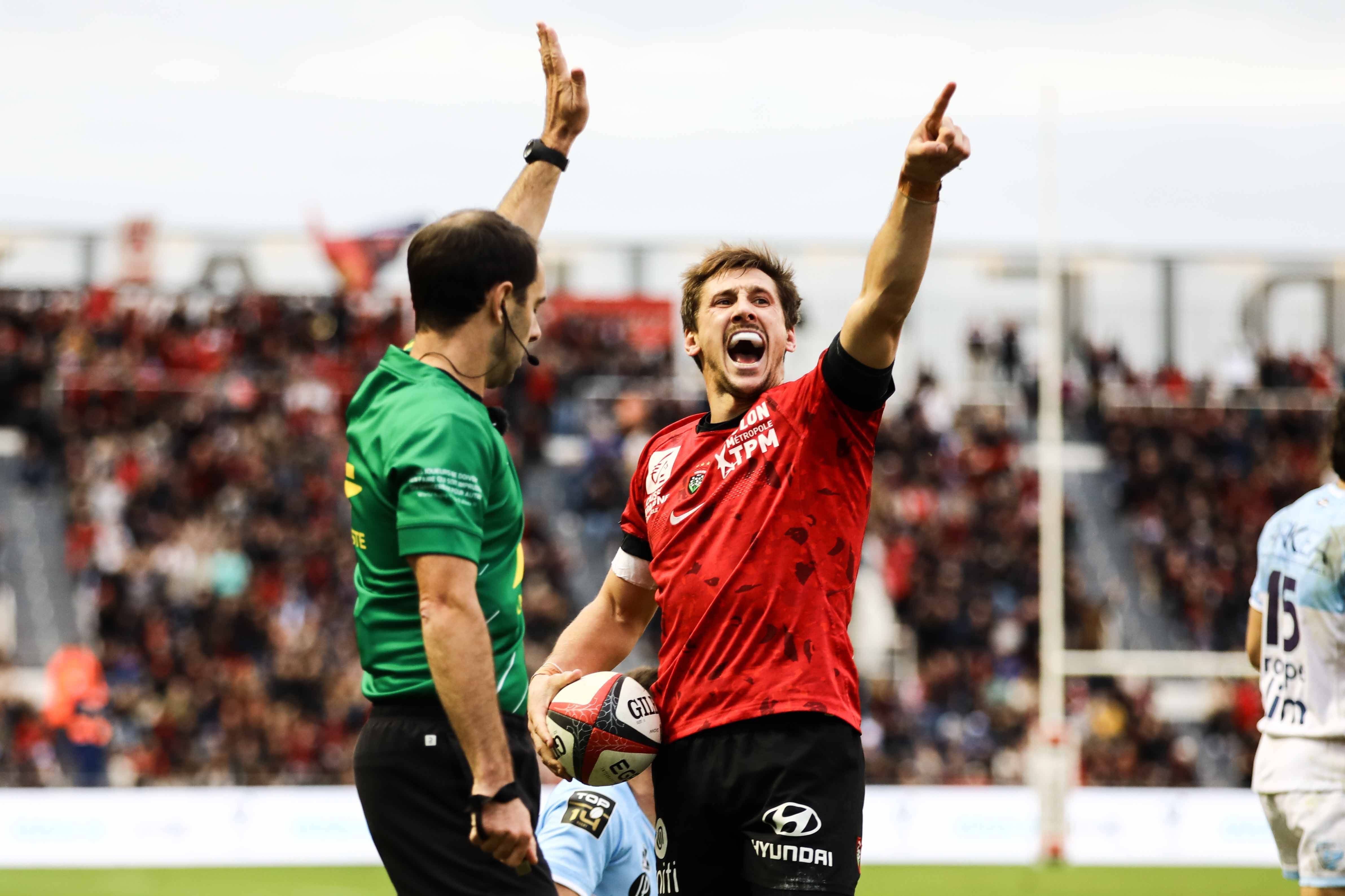 "Sur le leadership, la façon d'avoir la main sur l'équipe, je le trouve en progrès": les mots de Pierre Mignoni, entraîneur du RCT, sur Baptiste Serin