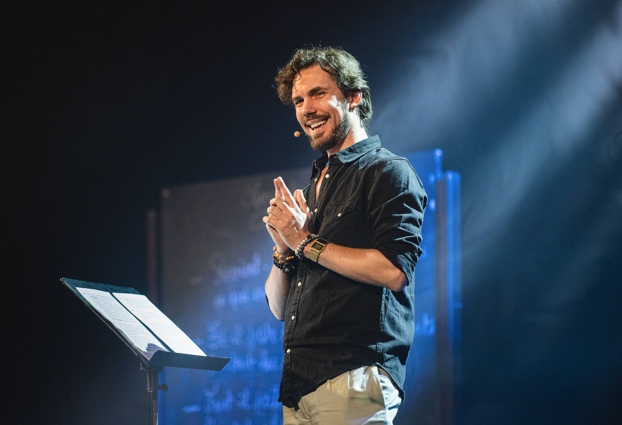 "L'humour, ce n'est pas seulement faire des blagues, c'est aussi un combat à défendre": le sniper d'RMC Arnaud Demanche sur scène à Nice et Toulon