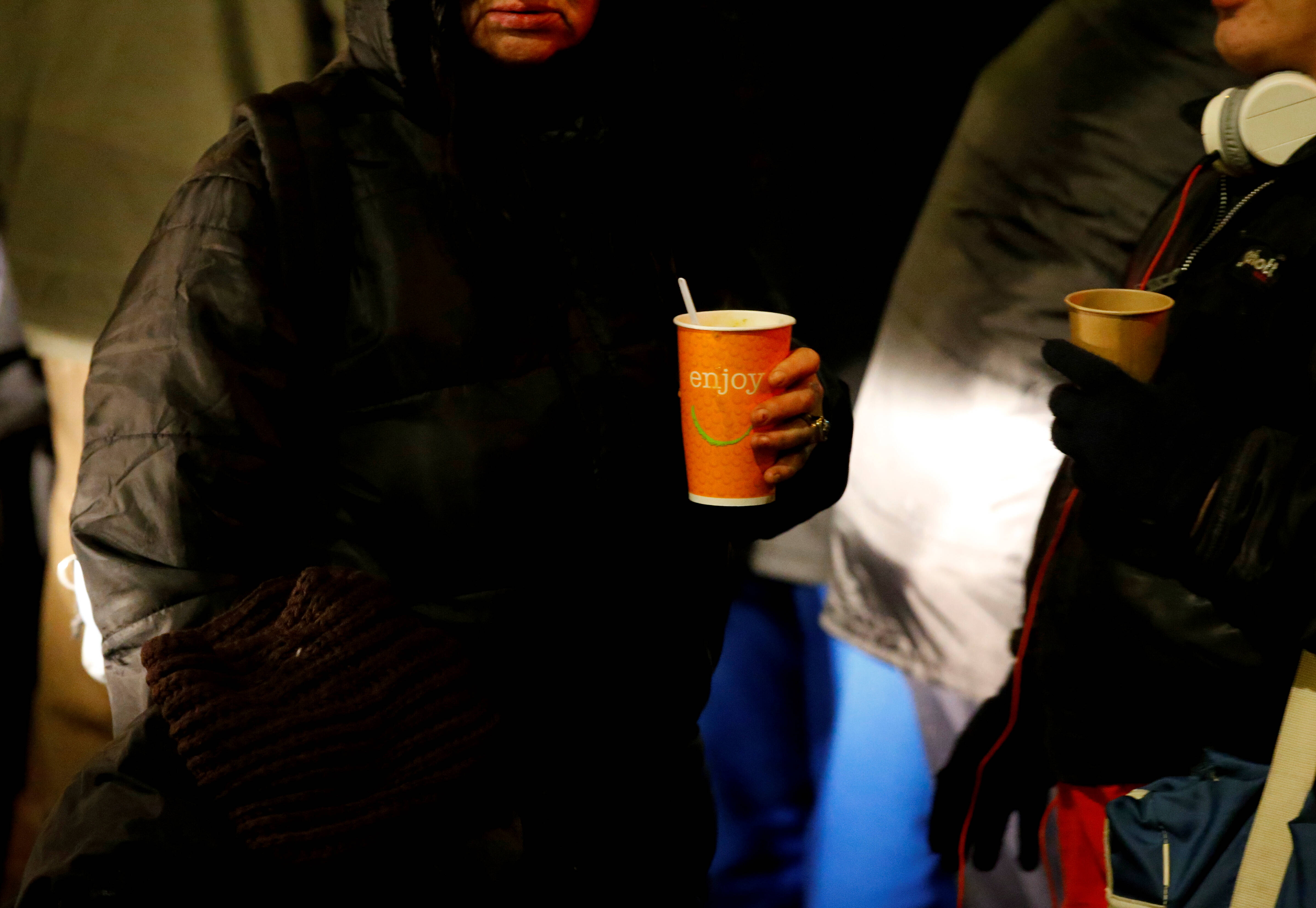 Après des plaintes de voisins, il n'y aura bientôt plus de distribution de repas pour les personnes précaires au port de Nice