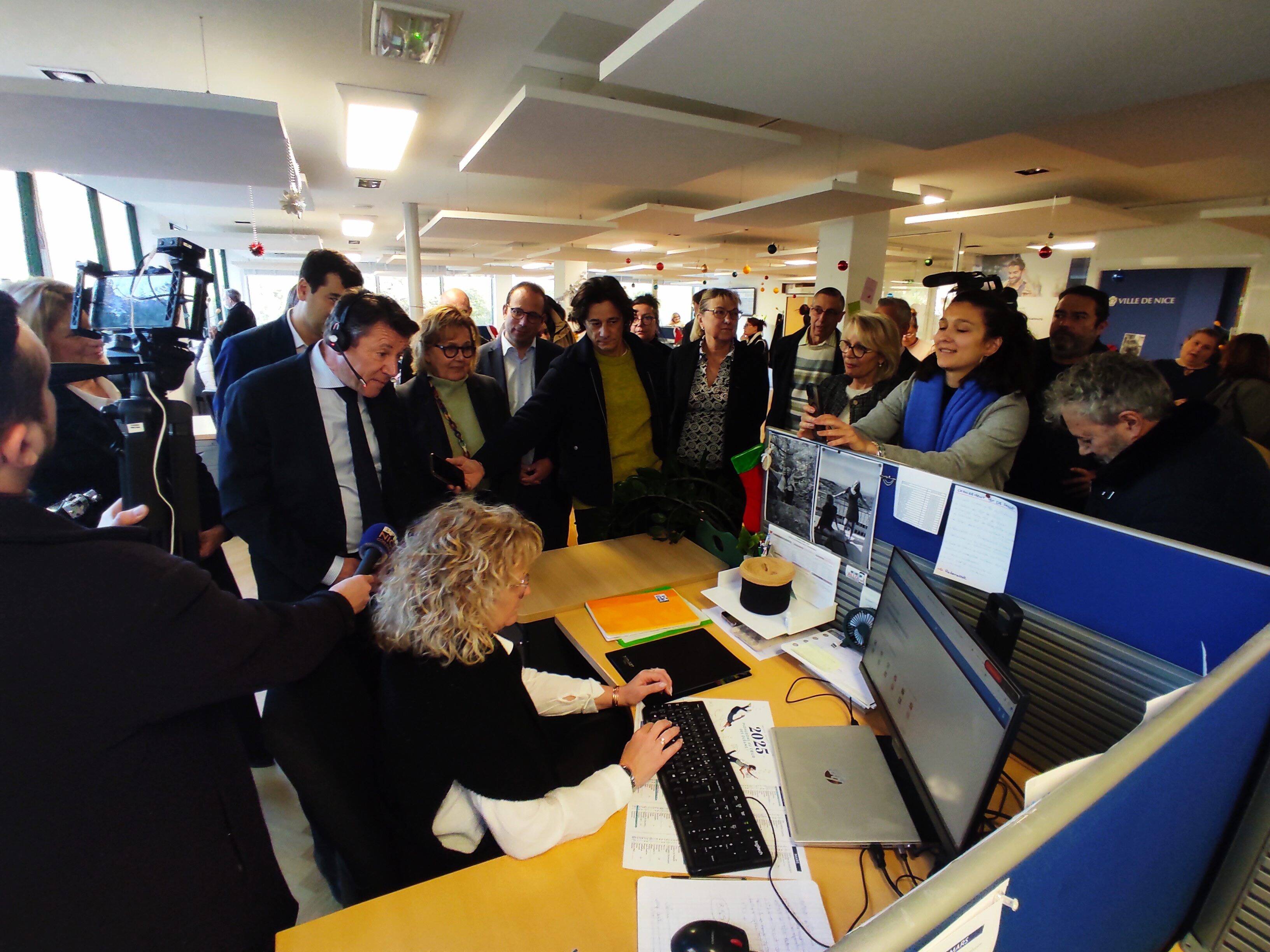 "Ça m'arrive de passer 20 minutes avec quelqu'un qui a besoin d'être écouté, rassuré, conseillé": le service de la Métropole niçoise "Allo Mairie" fête ses 15 ans