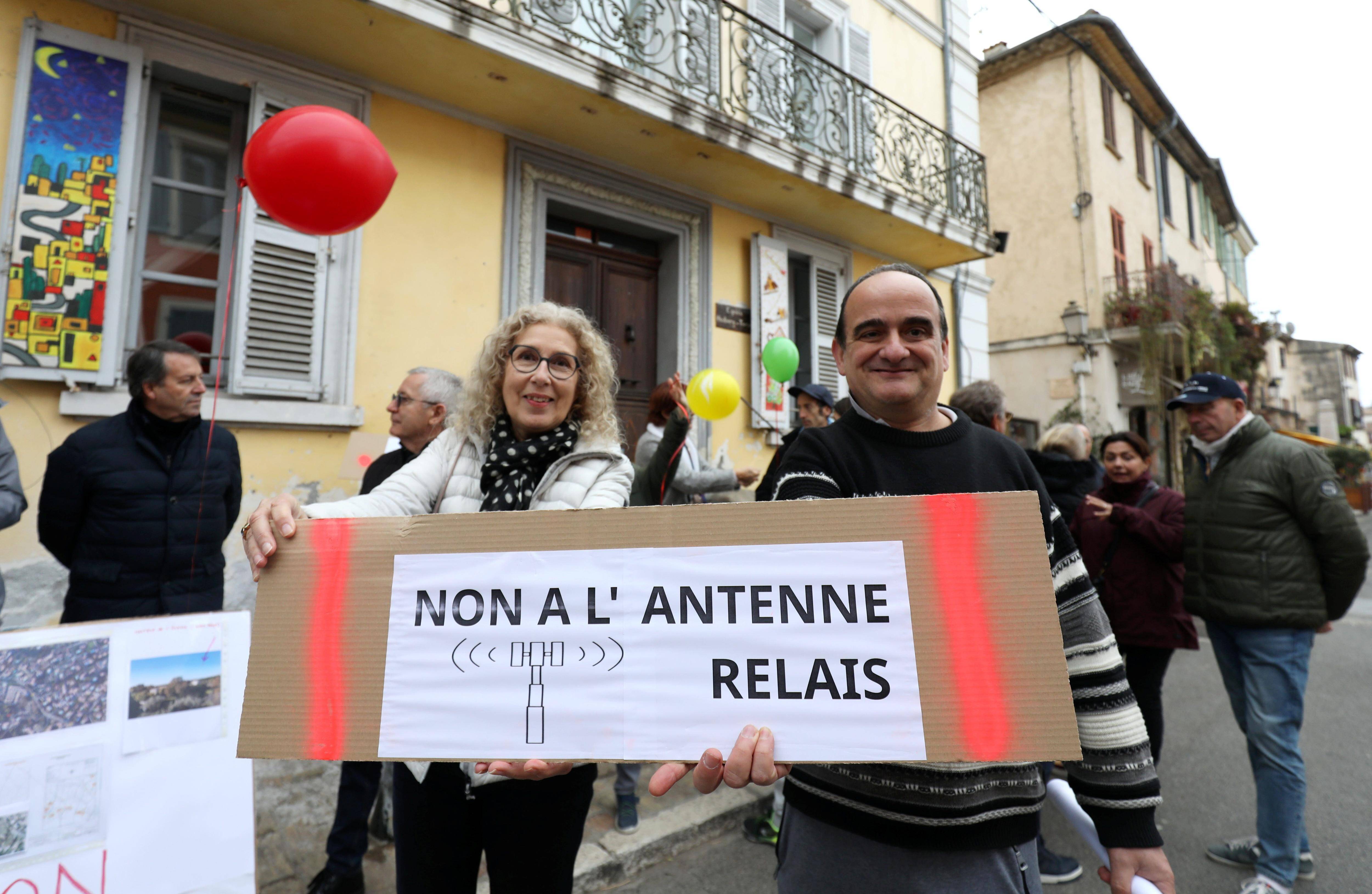 "Elle dépassera tous les arbres existants": ces habitants mobilisés contre une implantation d'antenne à Biot