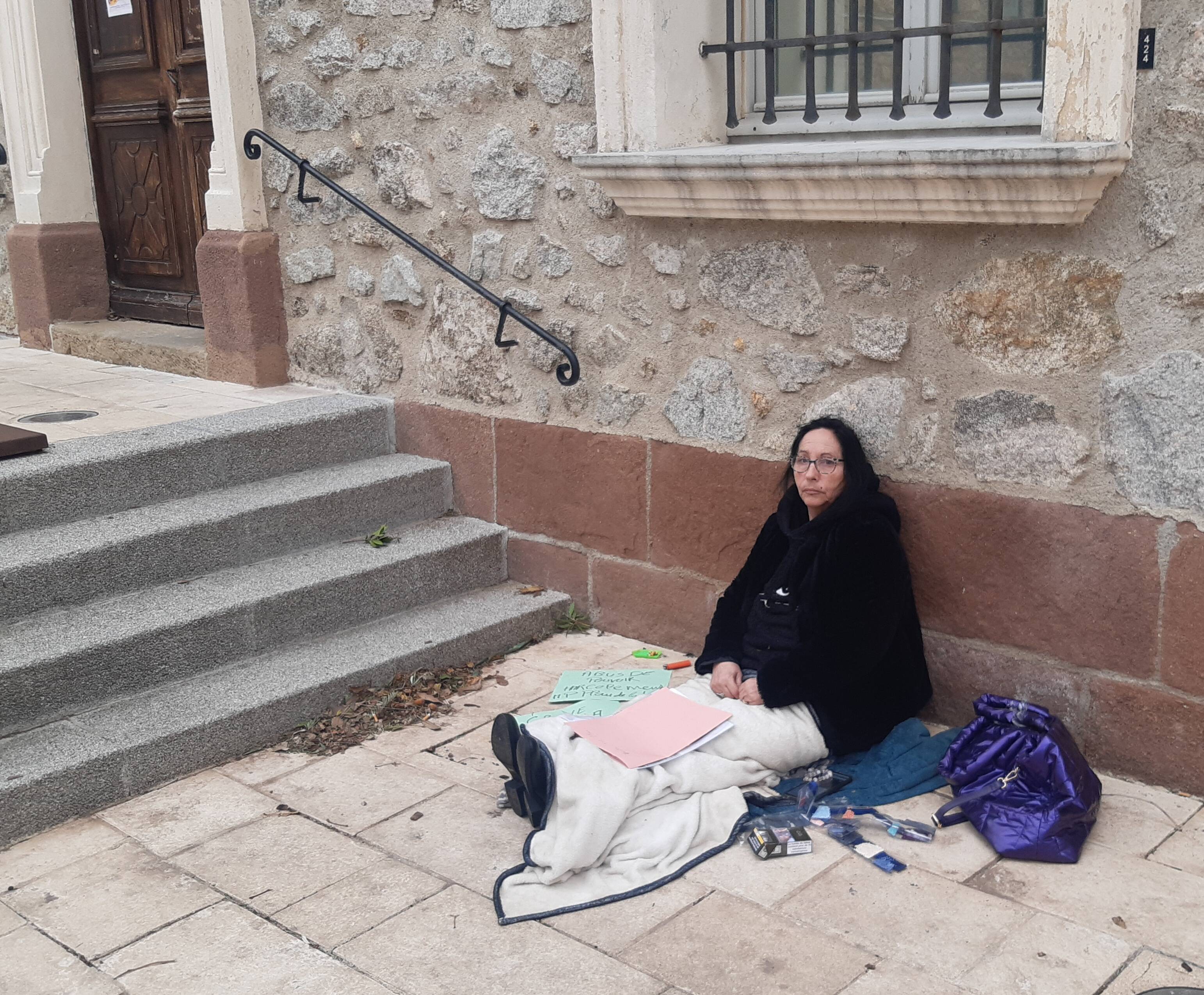 Pour récupérer ses chiens, cette Varoise entame une grève de la faim devant la mairie