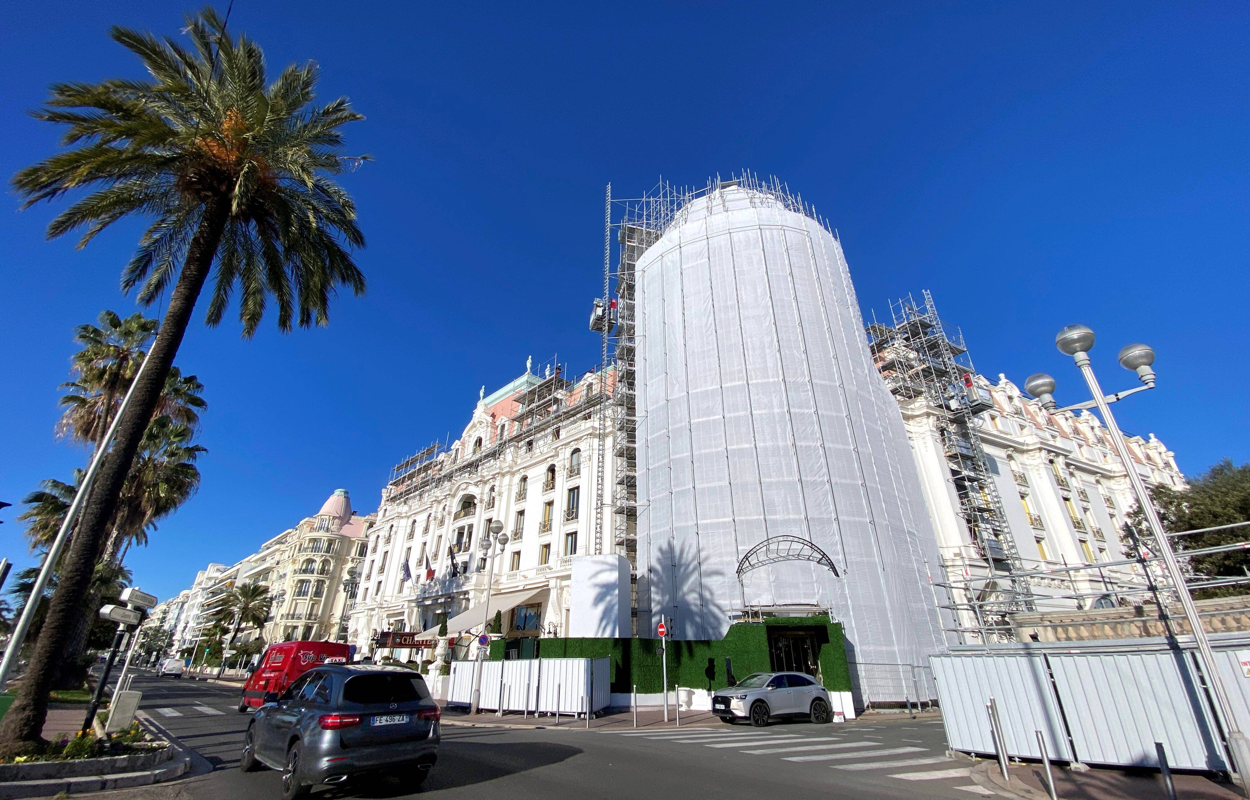 Pourquoi la façade du Negresco à Nice est-elle bâchée... et pour combien de temps?