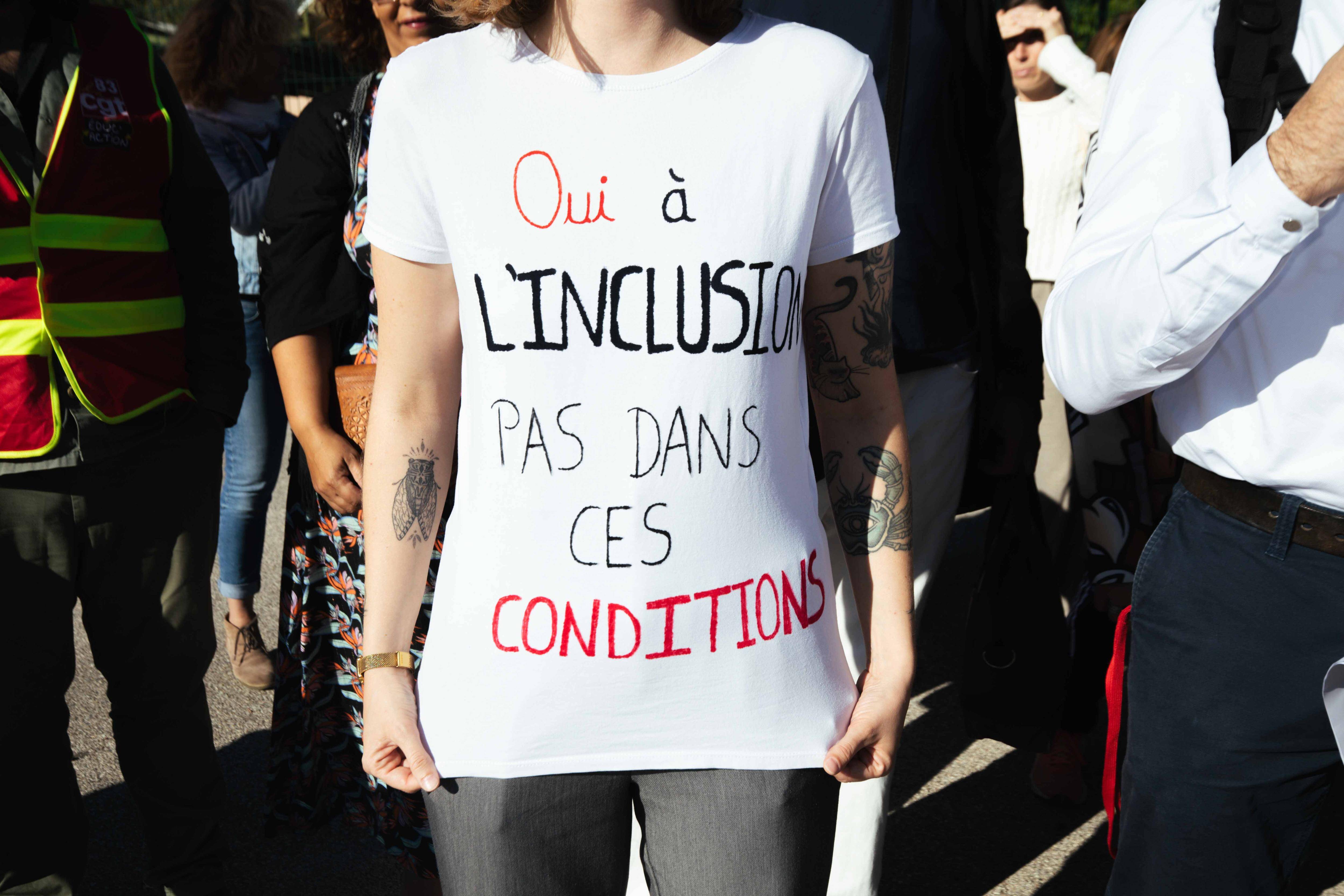 Les Accompagnants des élèves en situation de handicap (AESH) veulent "être enfin considérées"