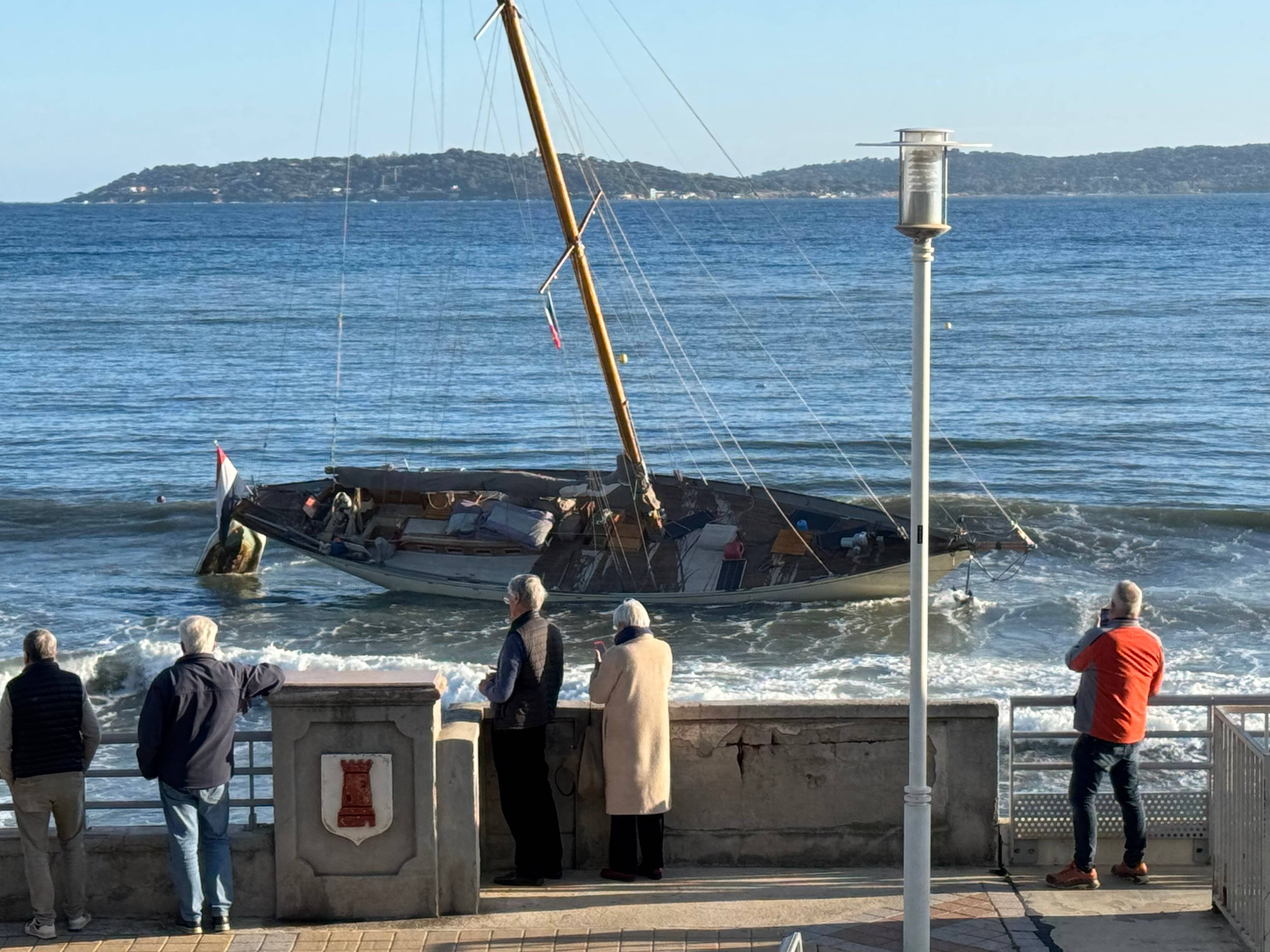 Un voilier échoué et une victime sortie de l'eau à Sainte-Maxime