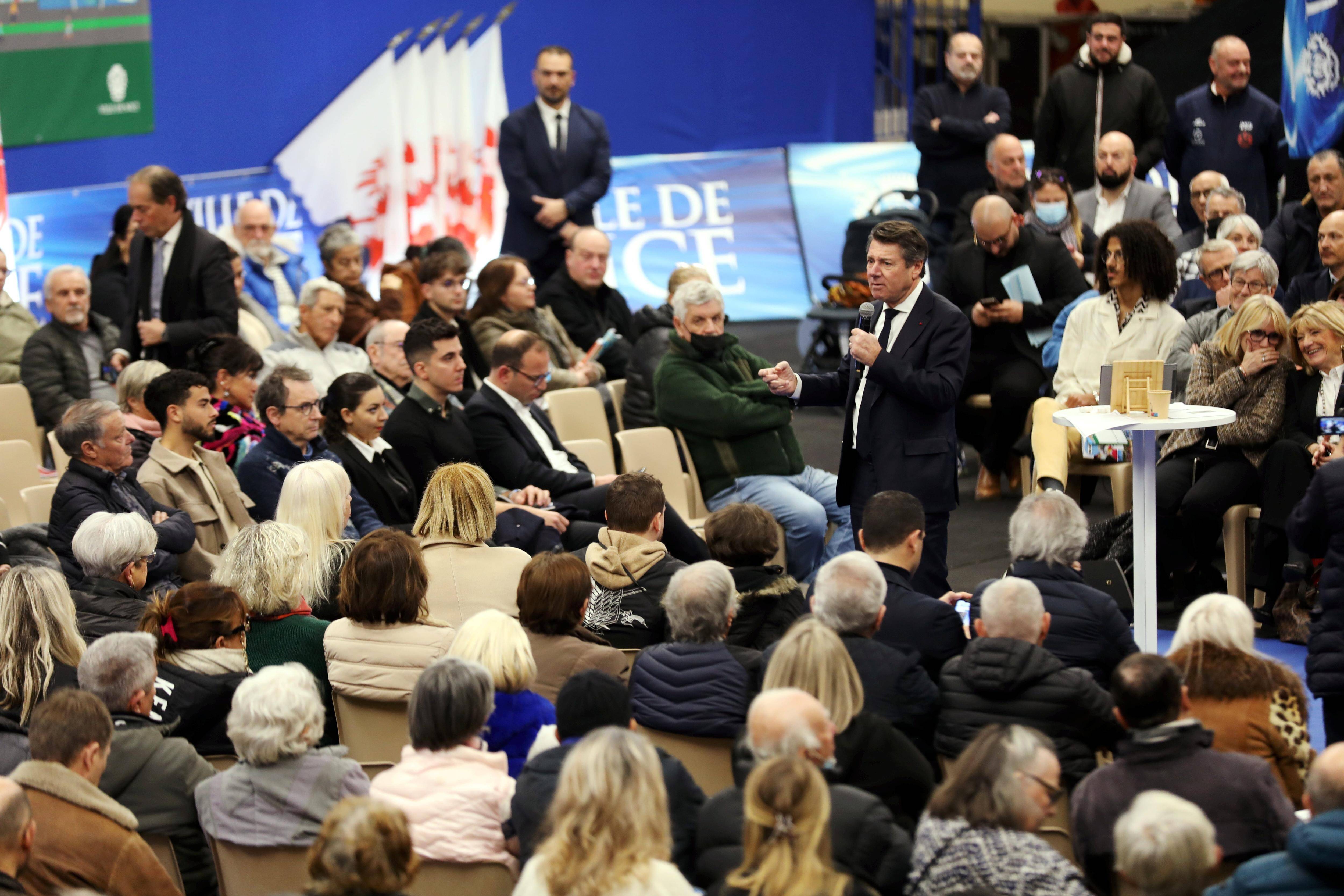Christian Estrosi sur le ring face aux habitants de Saint-Roch pour faire des annonces sur le quartier