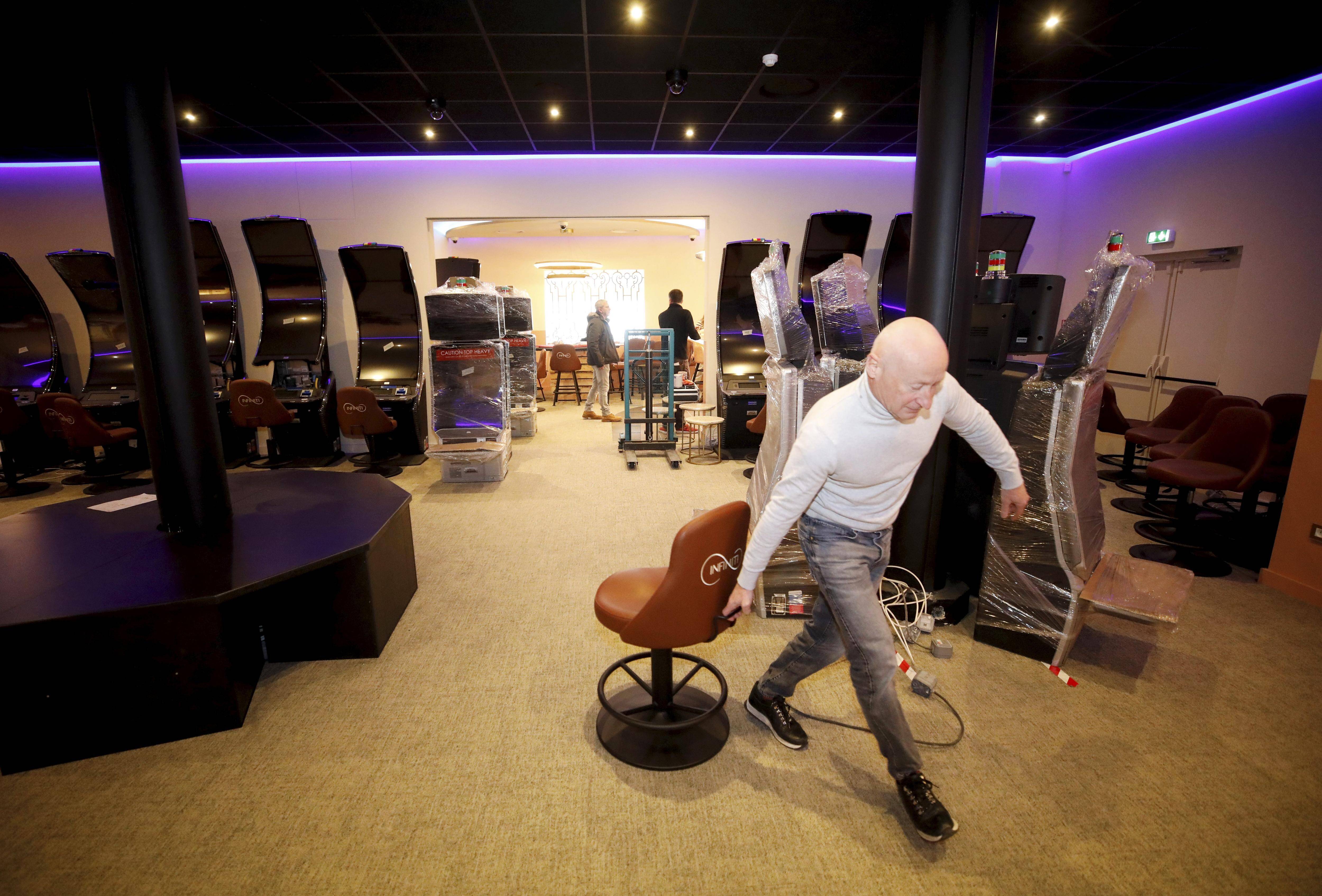 Plongée dans les coulisses du nouveau casino de Grasse, qui va bientôt ouvrir ses portes...