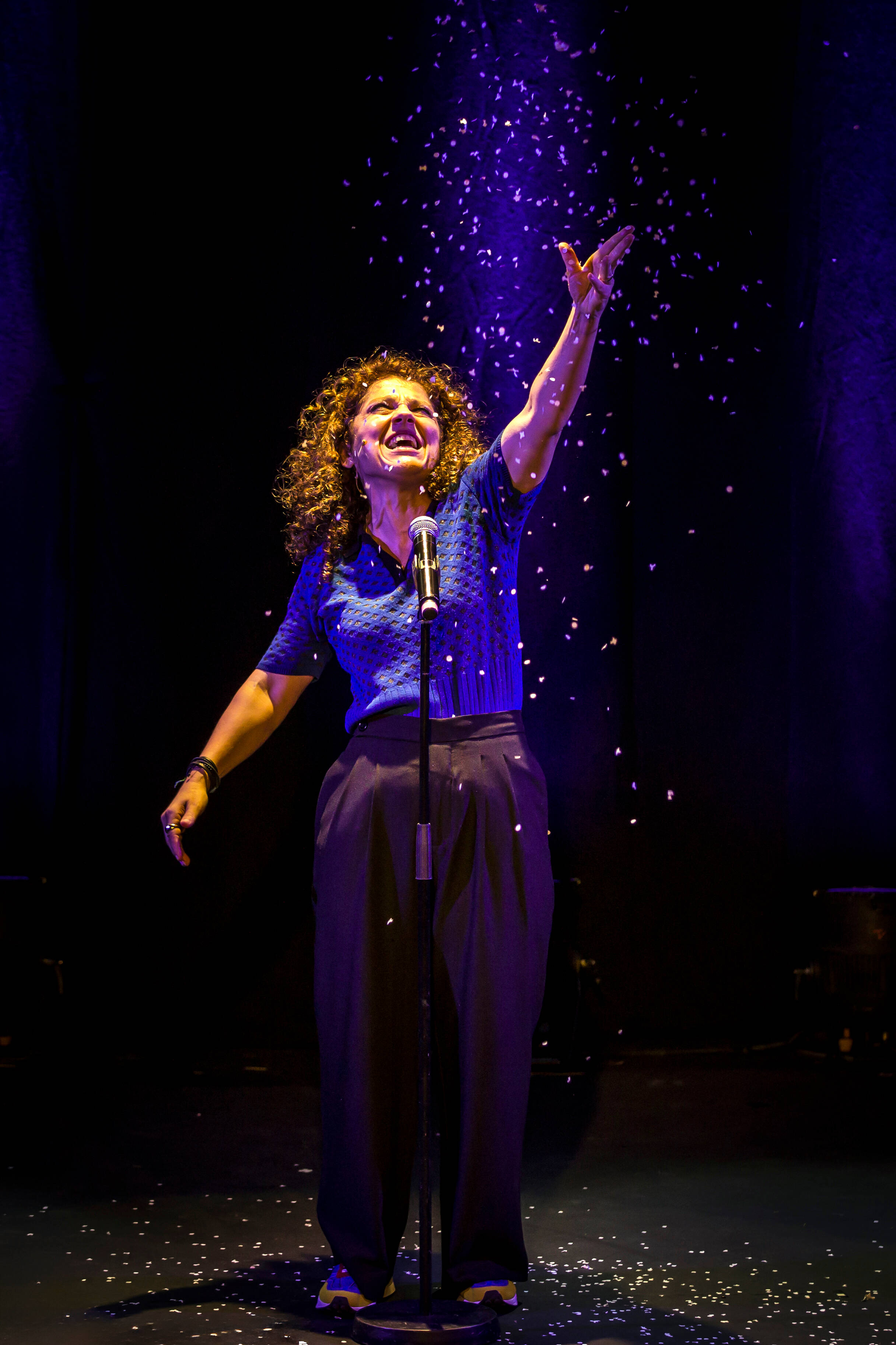 "On ne va pas se mentir, cela fait du bien de se moquer": l'humoriste Karine Dubernet de retour sur les planches avec "Perlimpinpin" à Cannes et Toulon
