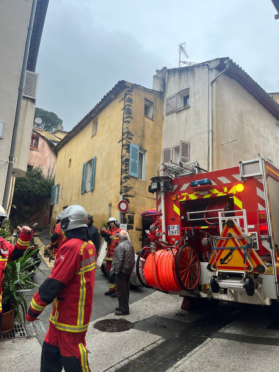 Une rue bloquée par un début d'incendie à Cogolin