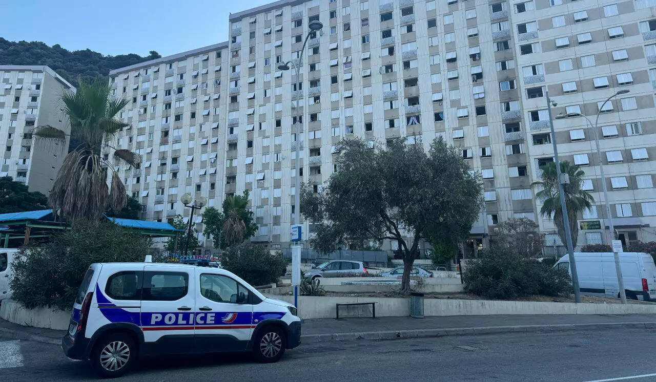 "Ici, tu ne sais jamais qui tu vas croiser. Des jeunes en trottinette qui s'amusent, ou des dealers avec une kalachnikov": au coeur de la guerre d'un point de deal à Nice-Est