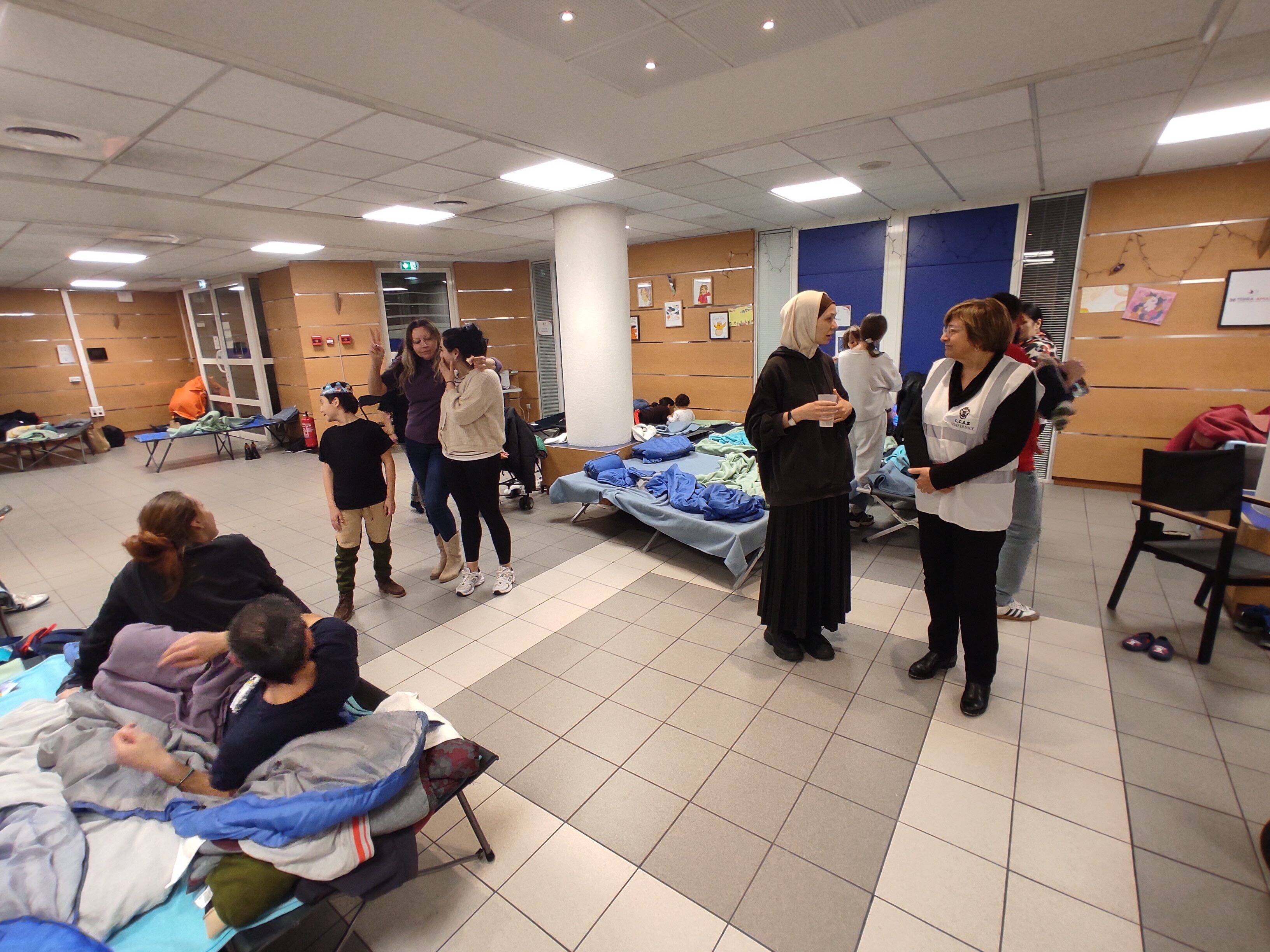 "Il n'y a jamais eu autant de familles en si peu de temps": reportage à l'accueil d'urgence de Nice, à peine ouvert, déjà saturé