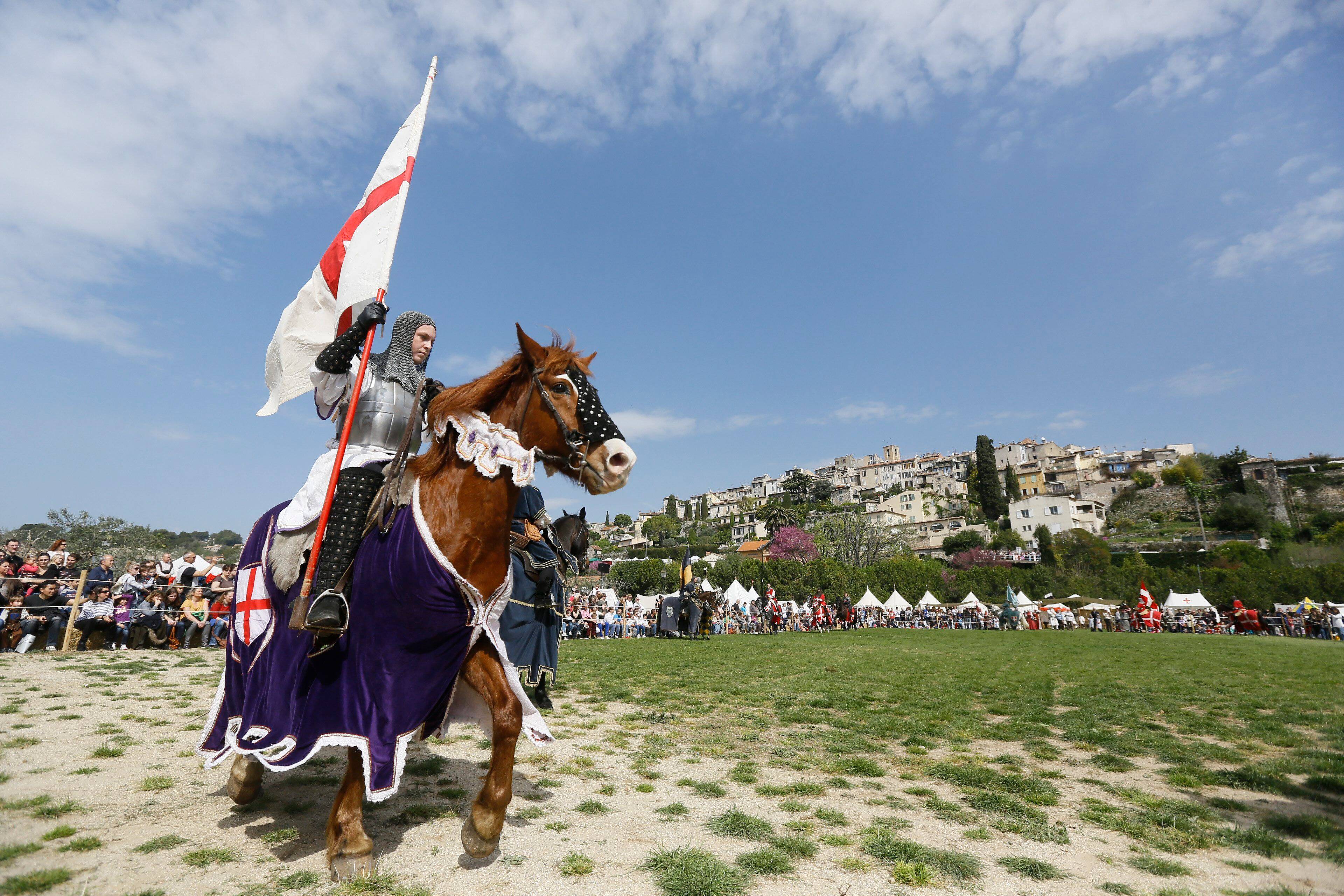 "Ça ne me choque pas" vs "On peut faire autrement": que pensent les Biotois de l'absence de rapaces pour la fête des Templiers 2025?
