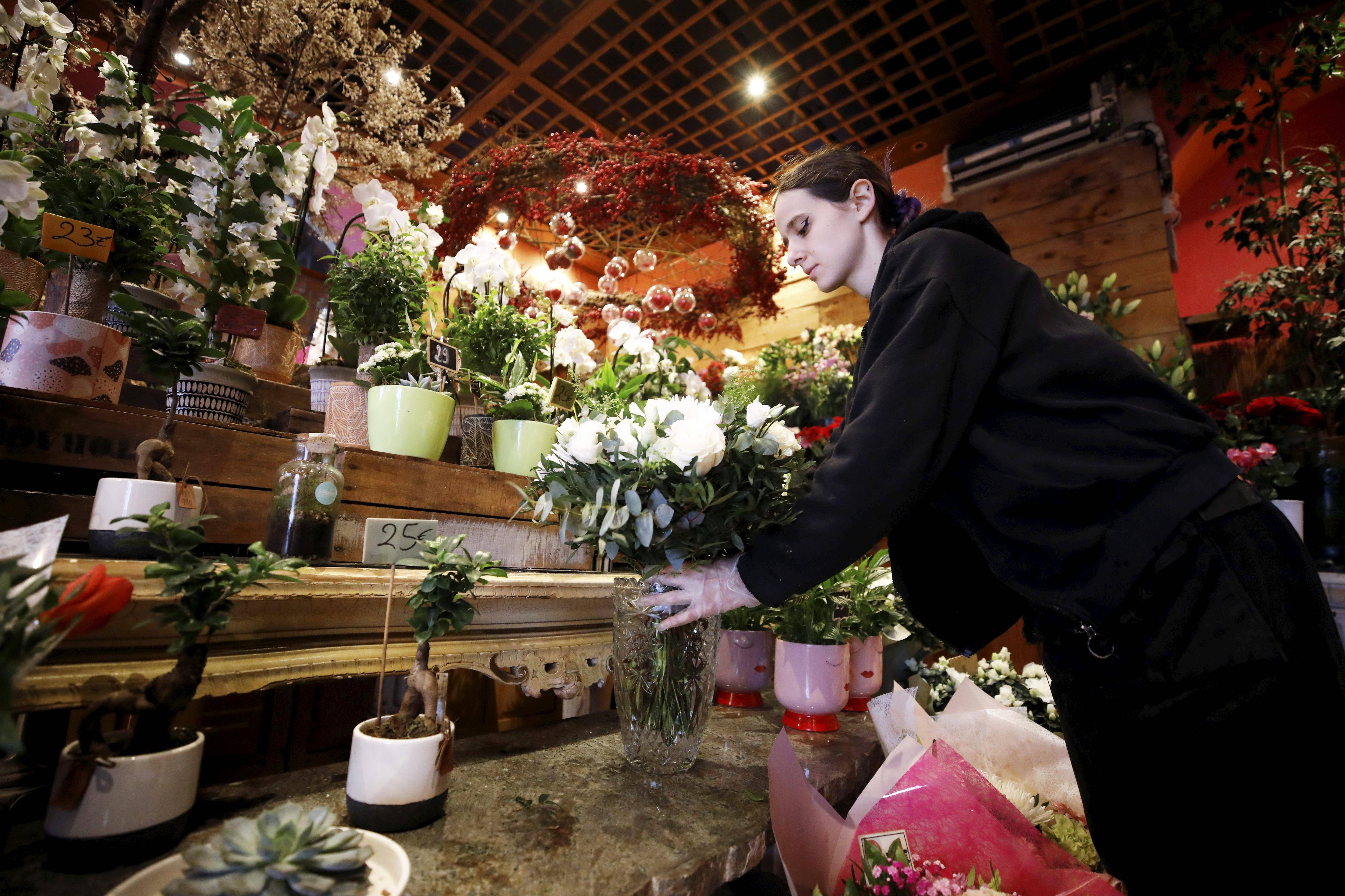 "85% des fleurs en France proviennent de l'exportation": face aux pesticides dans les fleurs, la production française ne fait pas le poids