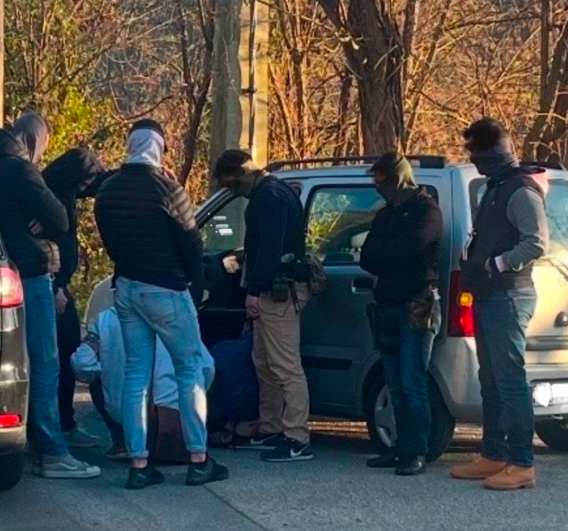 Il avait surgi armé au milieu des clients d'un restaurant à Mandelieu: le tireur présumé et son complice partent en prison