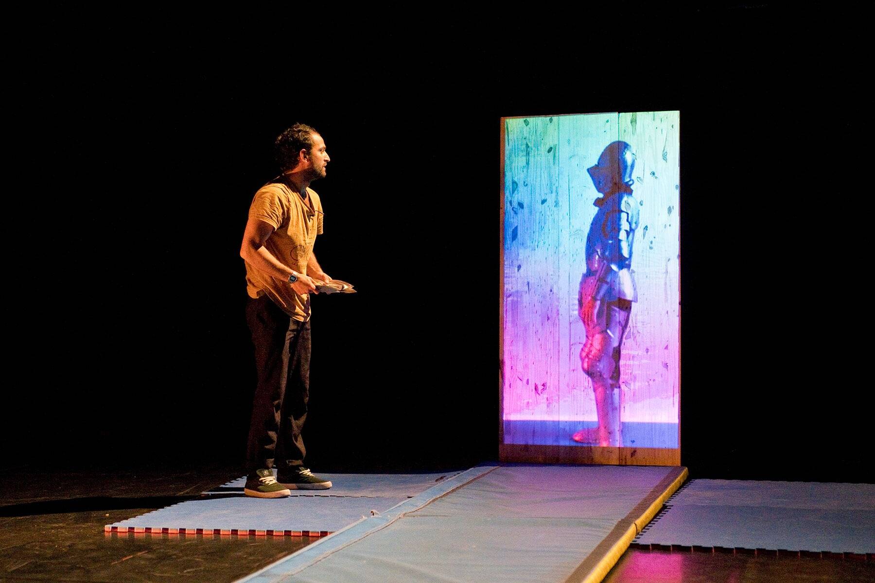 Entre stand up et cirque, Edouard Peurichard revisite "Le repos du guerrier" au théâtre du Rocher à La Garde
