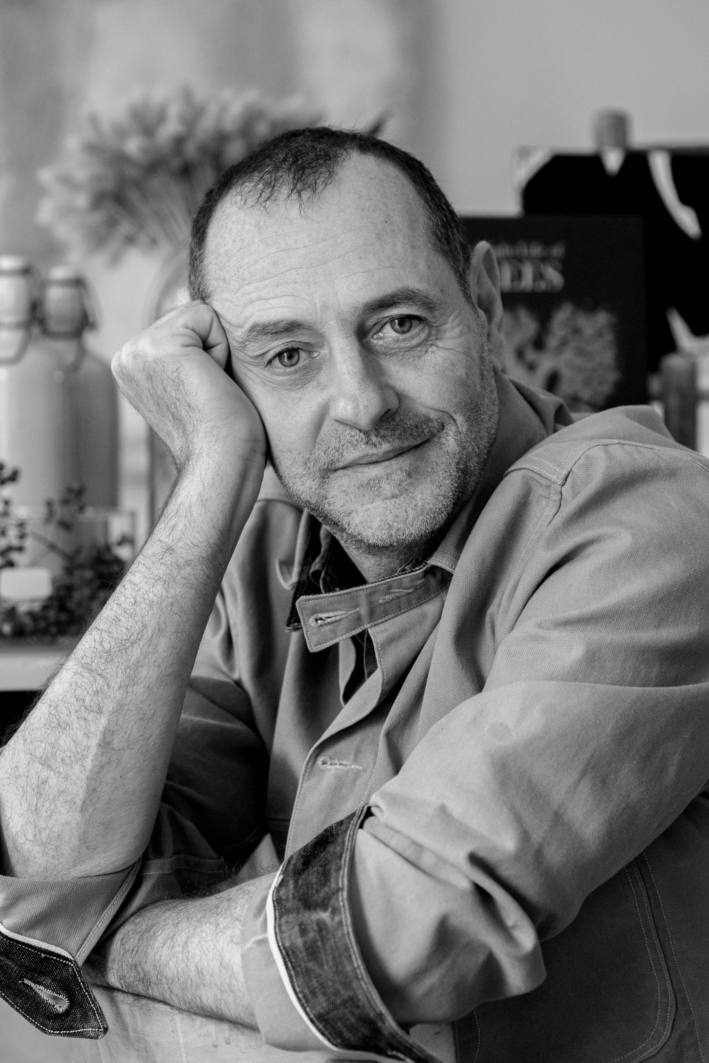 Rédacteur en chef depuis 20 ans de "Rendez-vous en terre inconnue", Franck Desplanques tend un miroir aux autochtones